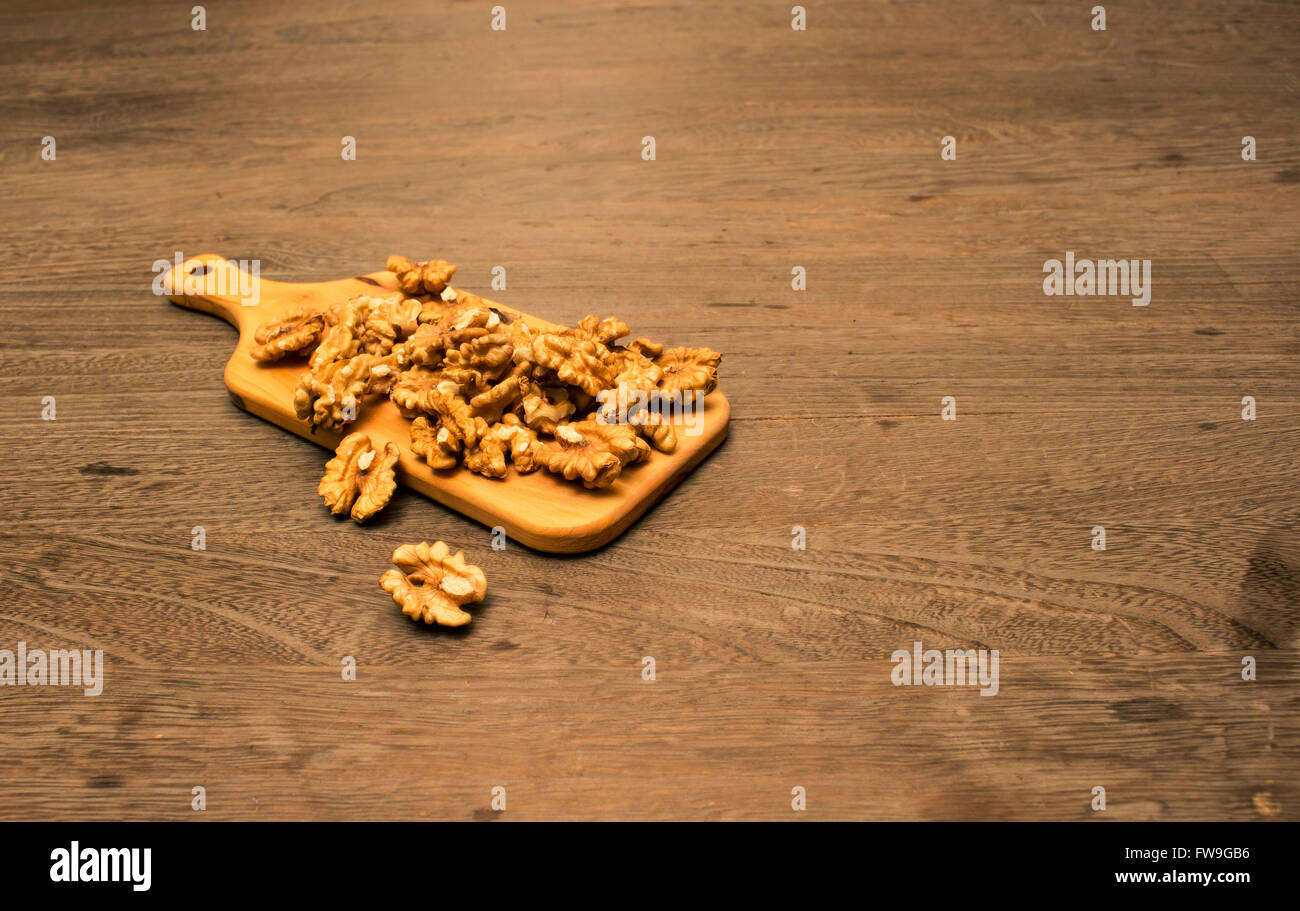 Nussbaum in Holz Platte auf Holz Hintergrund Stockfoto