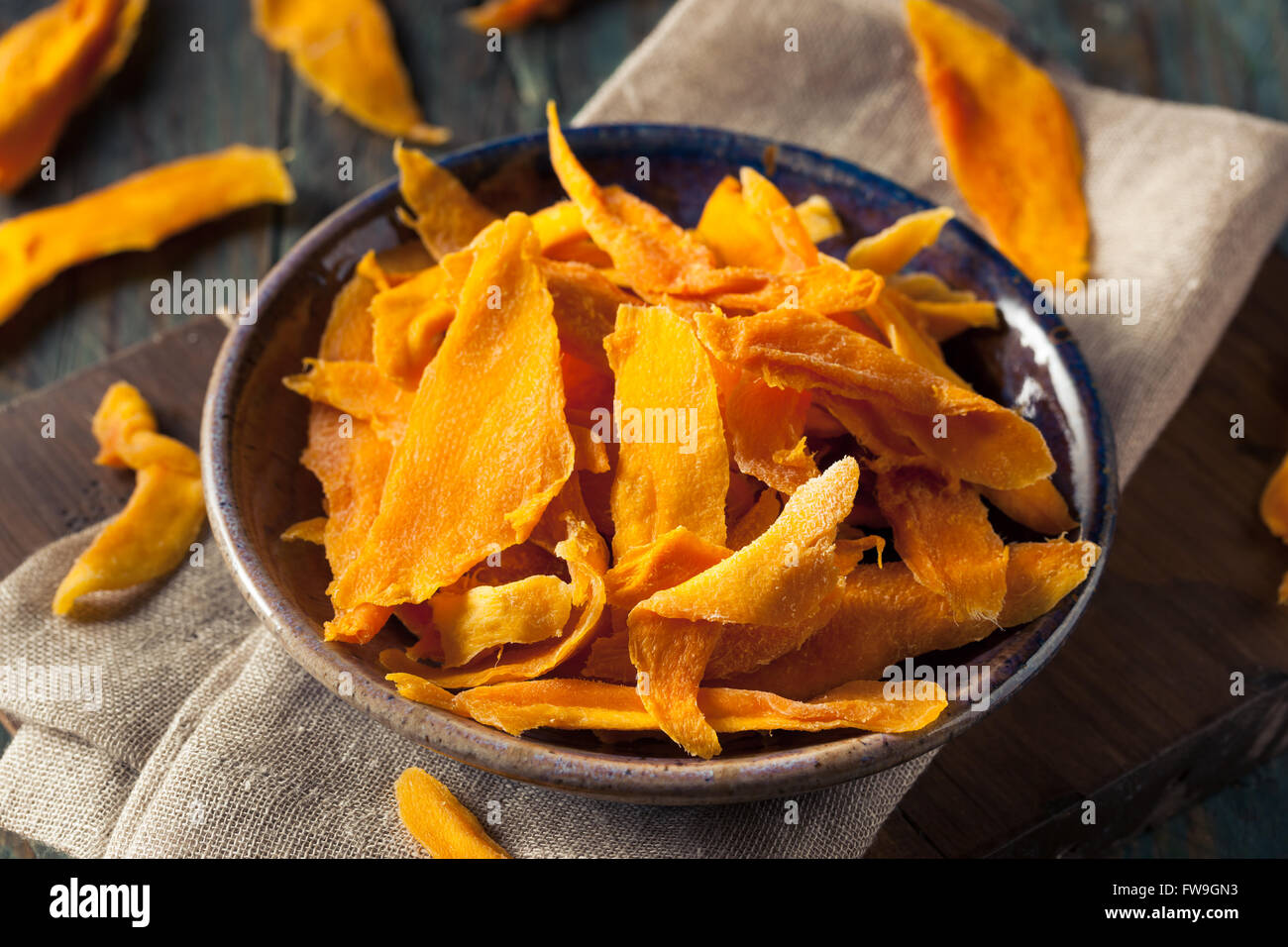 Rohe Bio getrocknete Mangos in einer Schüssel Stockfoto