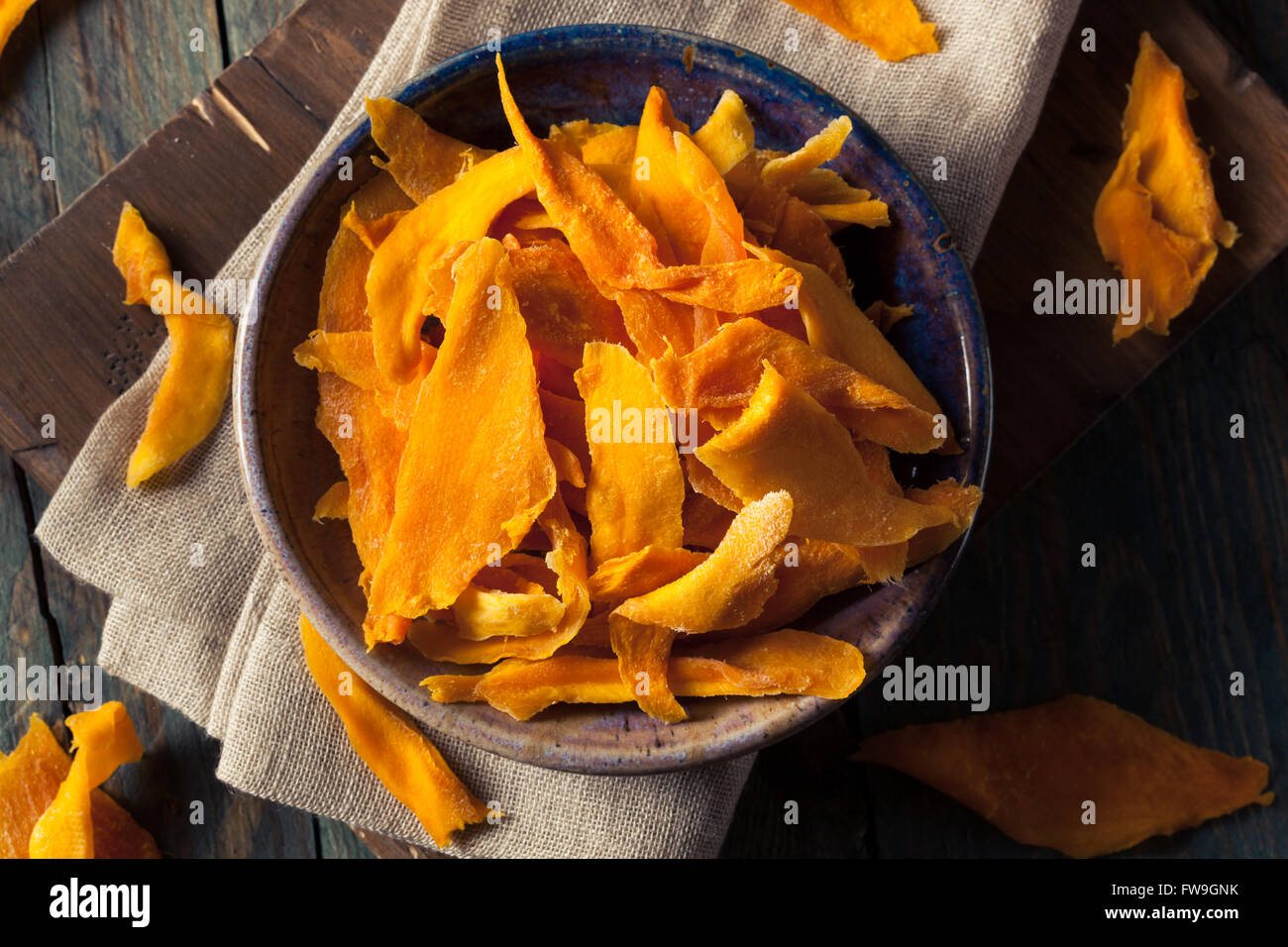 Rohe Bio getrocknete Mangos in einer Schüssel Stockfoto