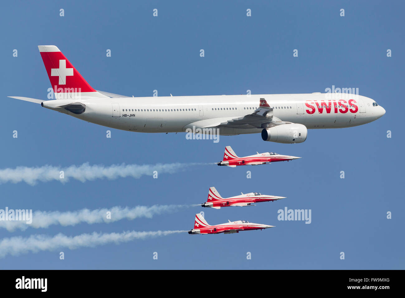 Swiss Air International Air Lines Airbus A330-343 HB-JHN gesellt sich in  Formation mit Swiss Air Force Team "Patrouille Suisse Stockfotografie -  Alamy