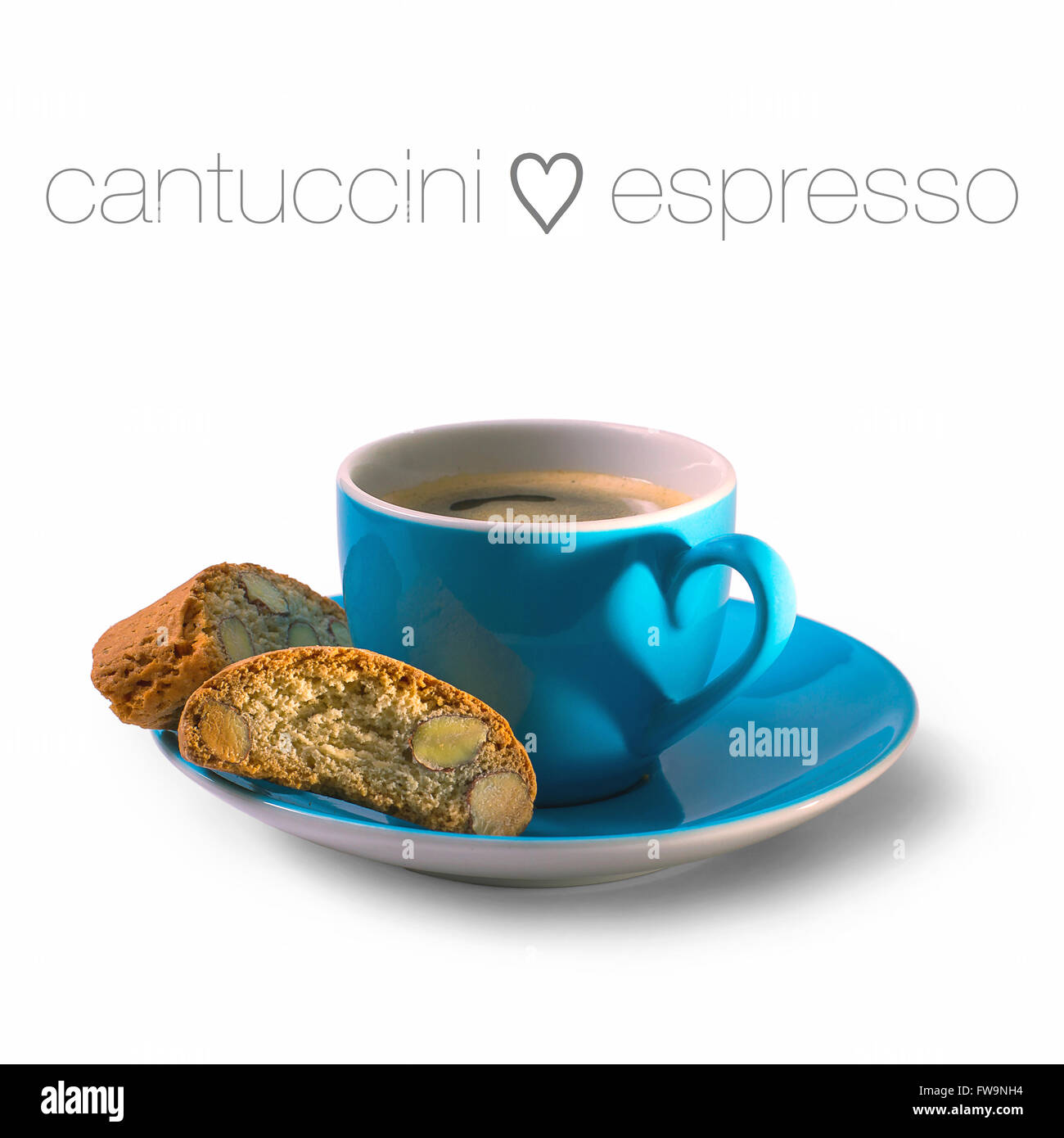 Cantuccini und Espresso Tasse mit Schatten in Herzform, isoliert Stockfoto