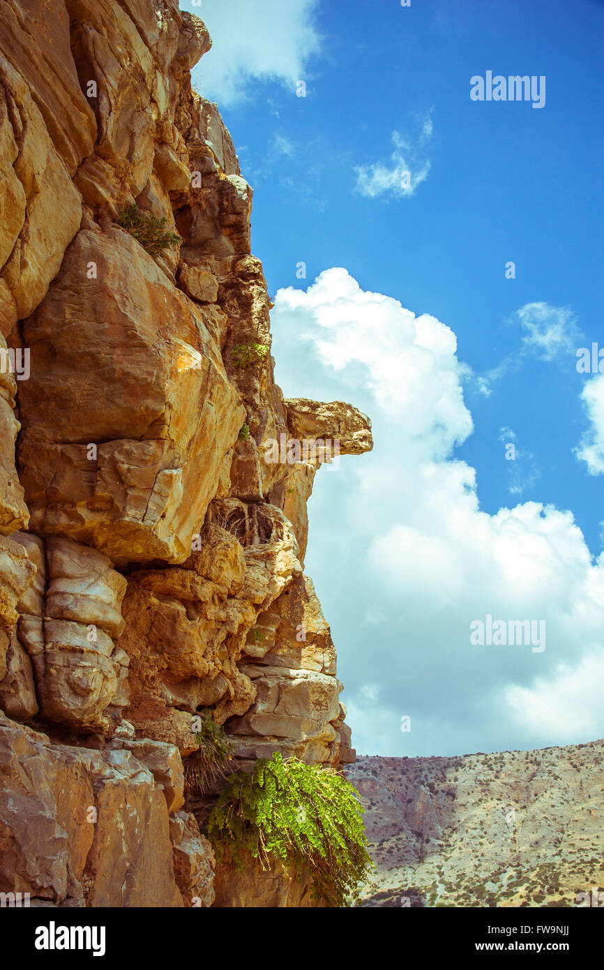 Steile Felsen mit Plattform gegen den Himmel als Hintergrund Stockfoto