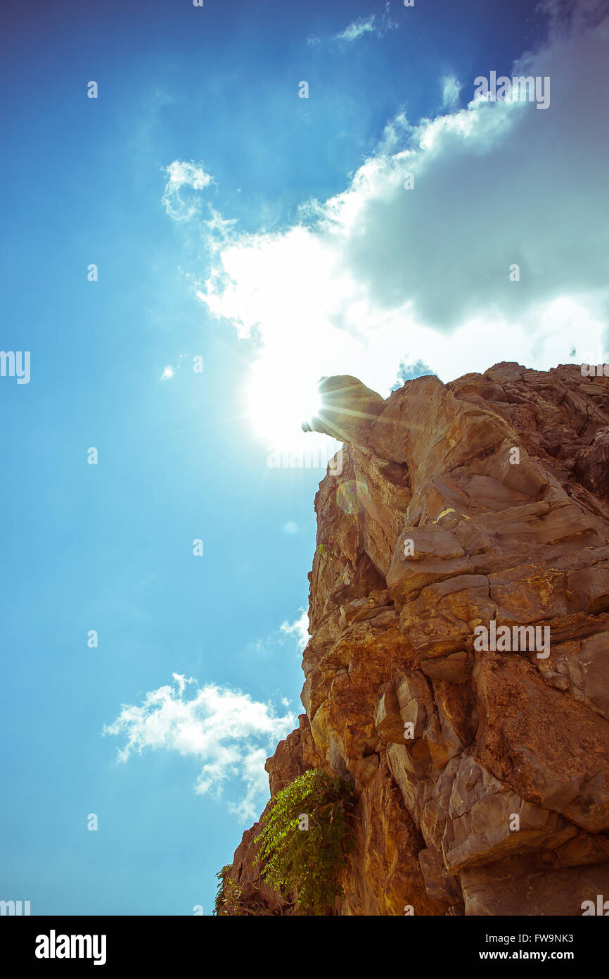 Steile Felsen mit statt gegen Hintergrundbeleuchtung Sonnenhimmel als Hintergrund Stockfoto