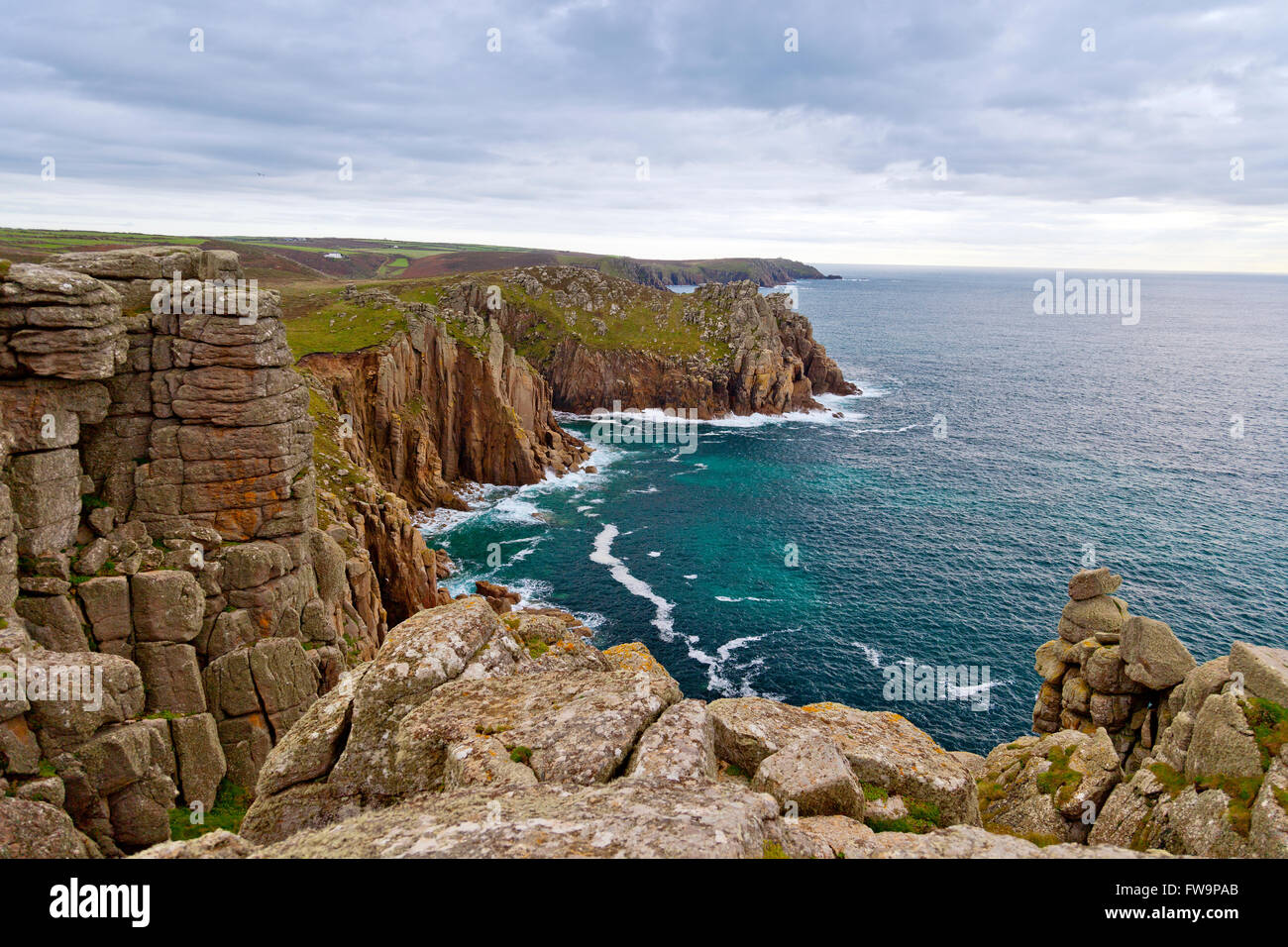 Die Granitfelsen Carn Boel Landspitze von Pordenack Punkt in der Nähe von Endland, Cornwall, England, UK Stockfoto