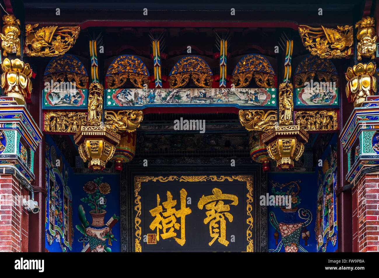 Architektonische Details des Eingangs zum Khoo Kongsi Tempel, Penang, Malaysia Stockfoto