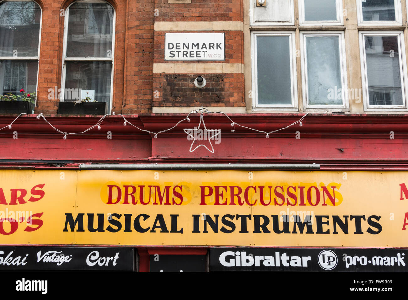 Tom's Drum Store einer der wenigen noch verbliebenen Musikläden in einer bald abgerissenen Denmark Street, London, UK Stockfoto