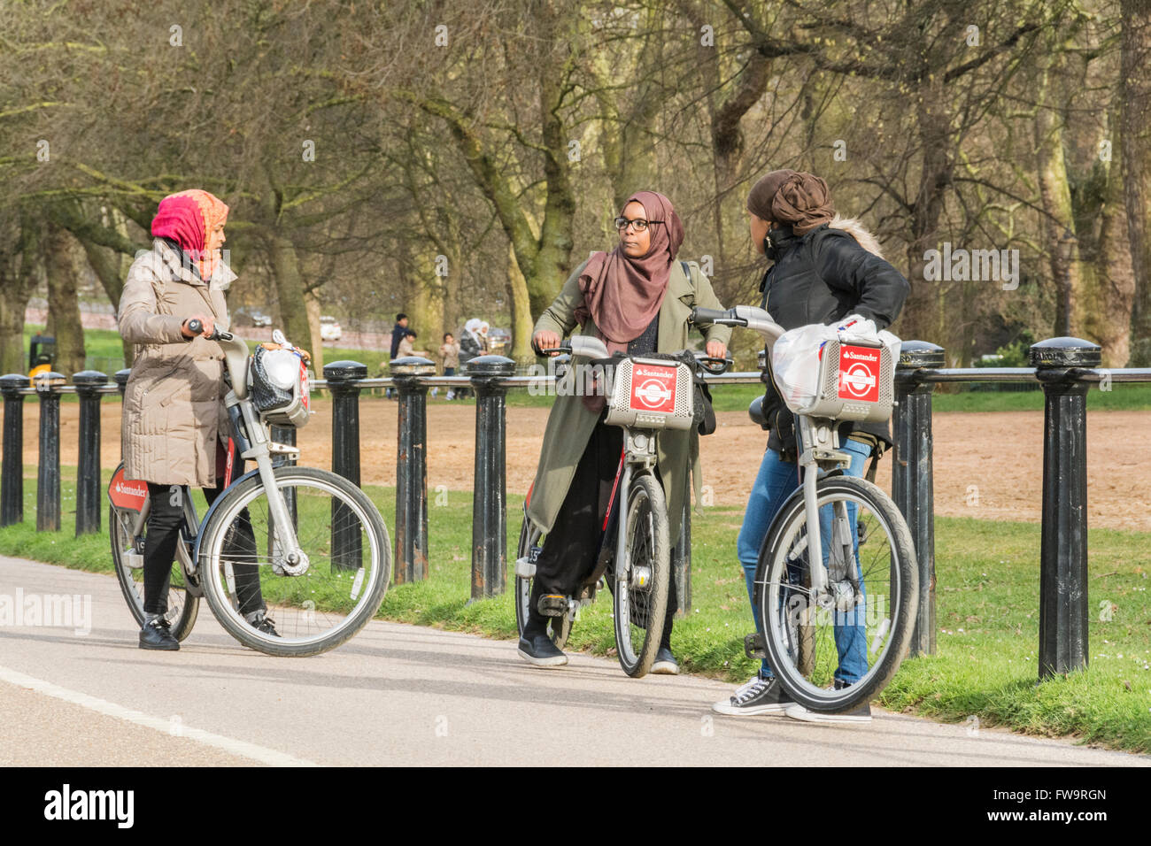 Muslimische Frauen genießen einen ruhigen Nachmittag Radfahren im Hyde Park, London, UK Stockfoto