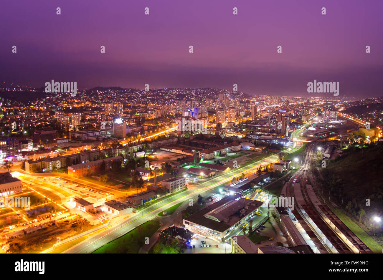 Sarajevo Stadt-Landschaft bei Nacht. Stockfoto