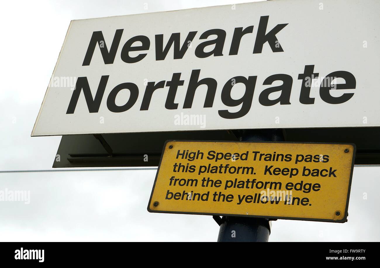 Warnschild für Hochgeschwindigkeitszüge auf einem Bahnsteig in der Newark Northgate Station in der Marktstadt Newark-on-Trent Nottinghamshire England GB UK 2015 Stockfoto