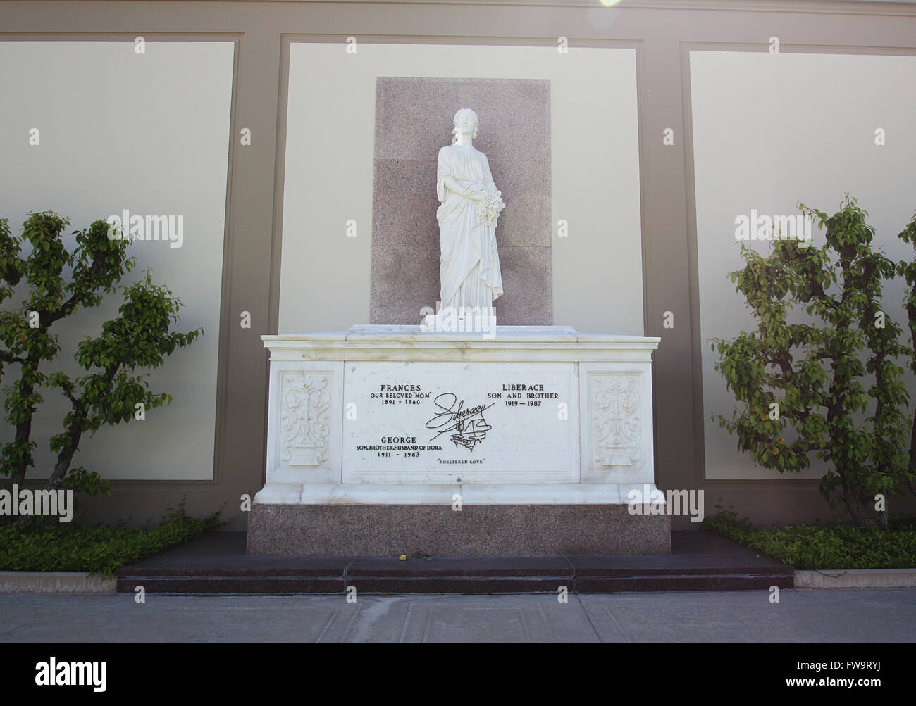 Letzte Ruhestatten Forest Lawn Memorial Park Hollywood Hills Beruhmtheit Das Grab Des Schauspielers George Liberace Wo Wurde Er Zur Ruhe Gebettet Im Abschnitt Gerichte Des Gedenkens Mitwirkende George Liberace Wo Los