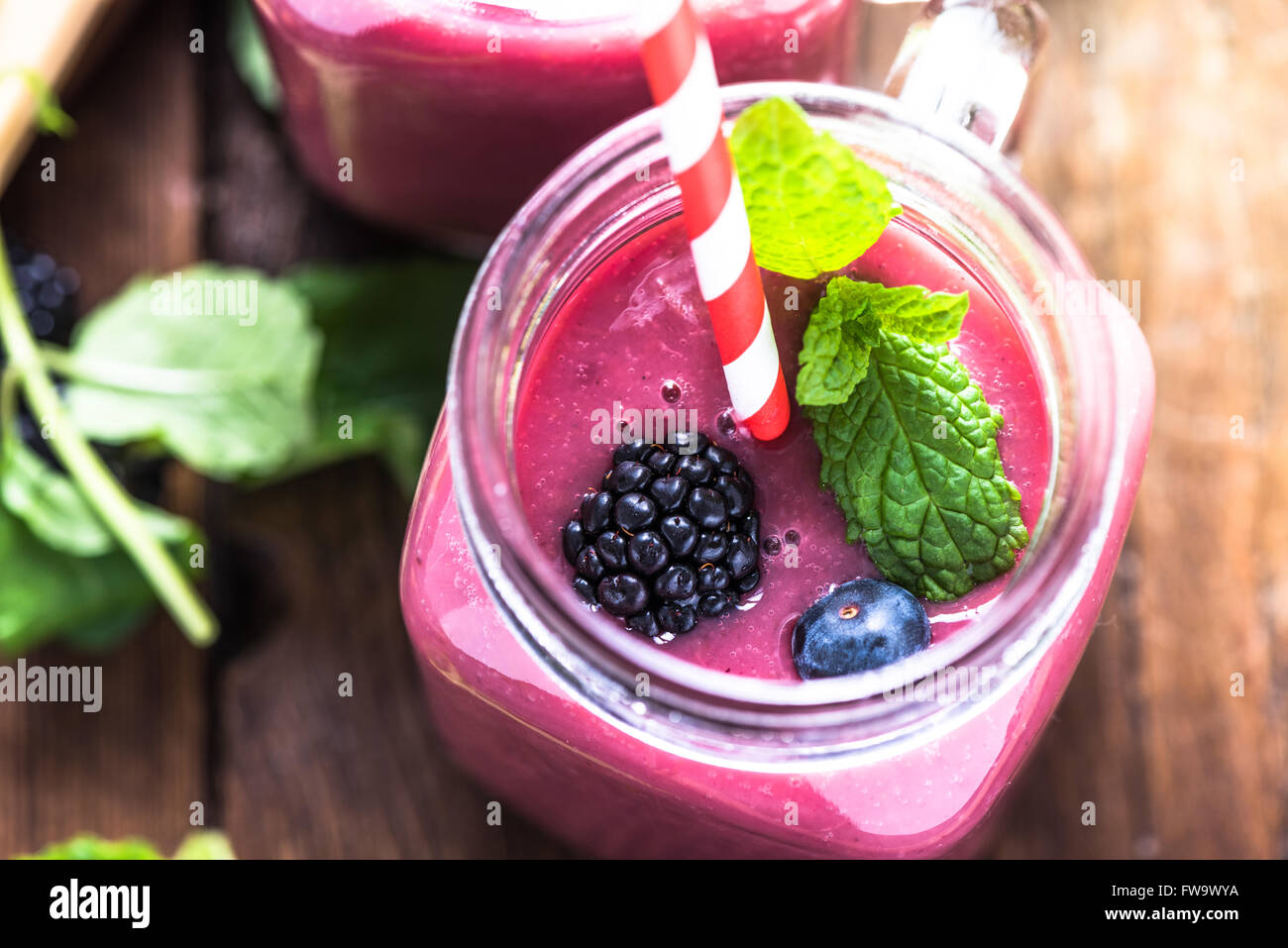 Gut sein und das Gewicht Verlust-Konzept, Beeren-Smoothie. Auf Holztisch mit Zutaten von oben. Stockfoto