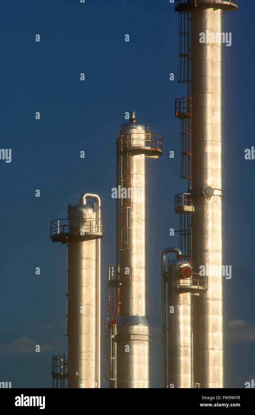 Öl-Raffinerie fraktionierte Destillation Türme Stockfoto