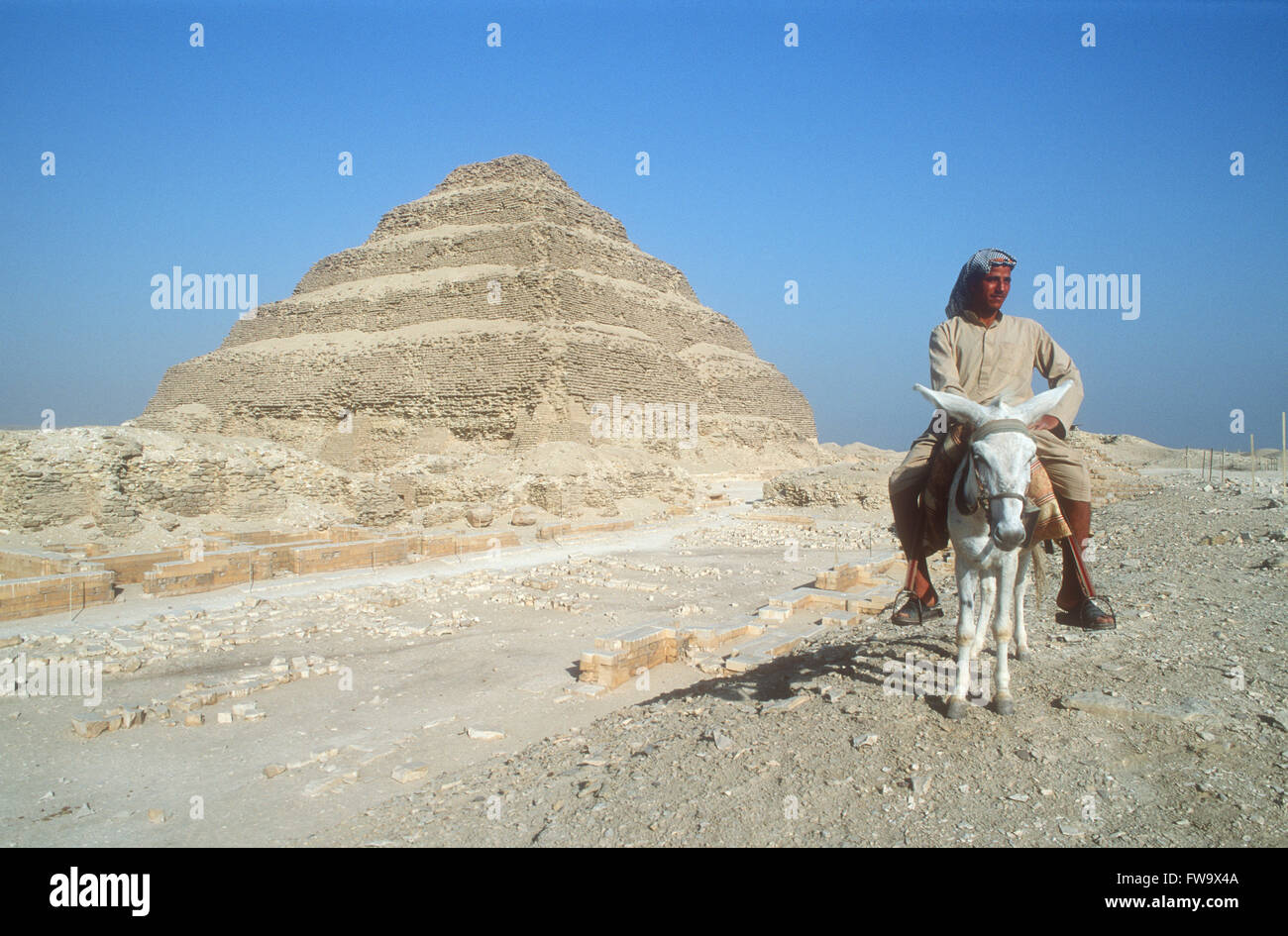 Menschen Sie tragen traditionelle Kleidung Reiten Esel neben Schritt Pyramide des Djoser, Saqqarah, Ägypten Stockfoto