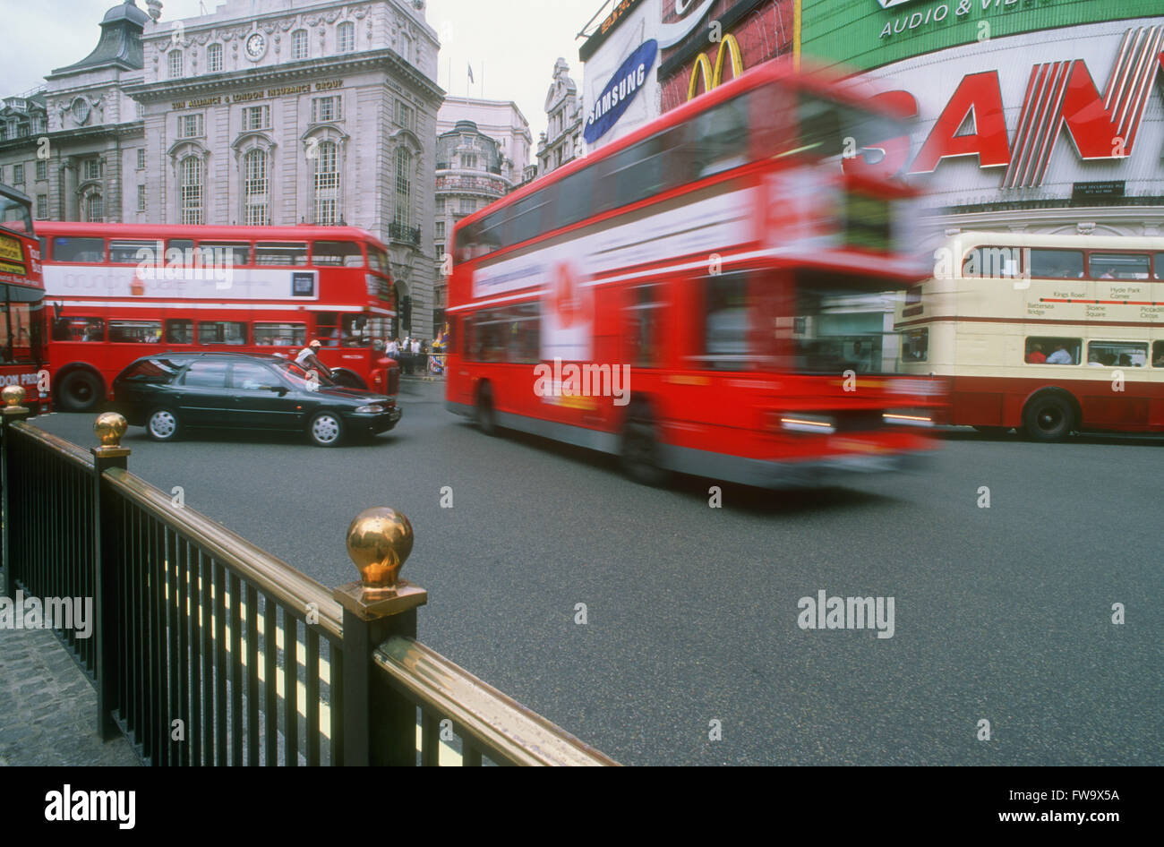 Bewegungsunschärfe von einer roten Doppeldecker Bus, Piccadilly Circus, London, England Stockfoto