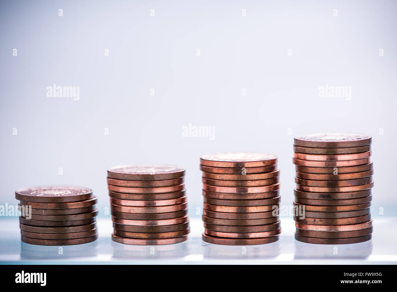 Wachsenden Geld, Investitionen oder Einsparungen, Münzen Pile up Stockfoto