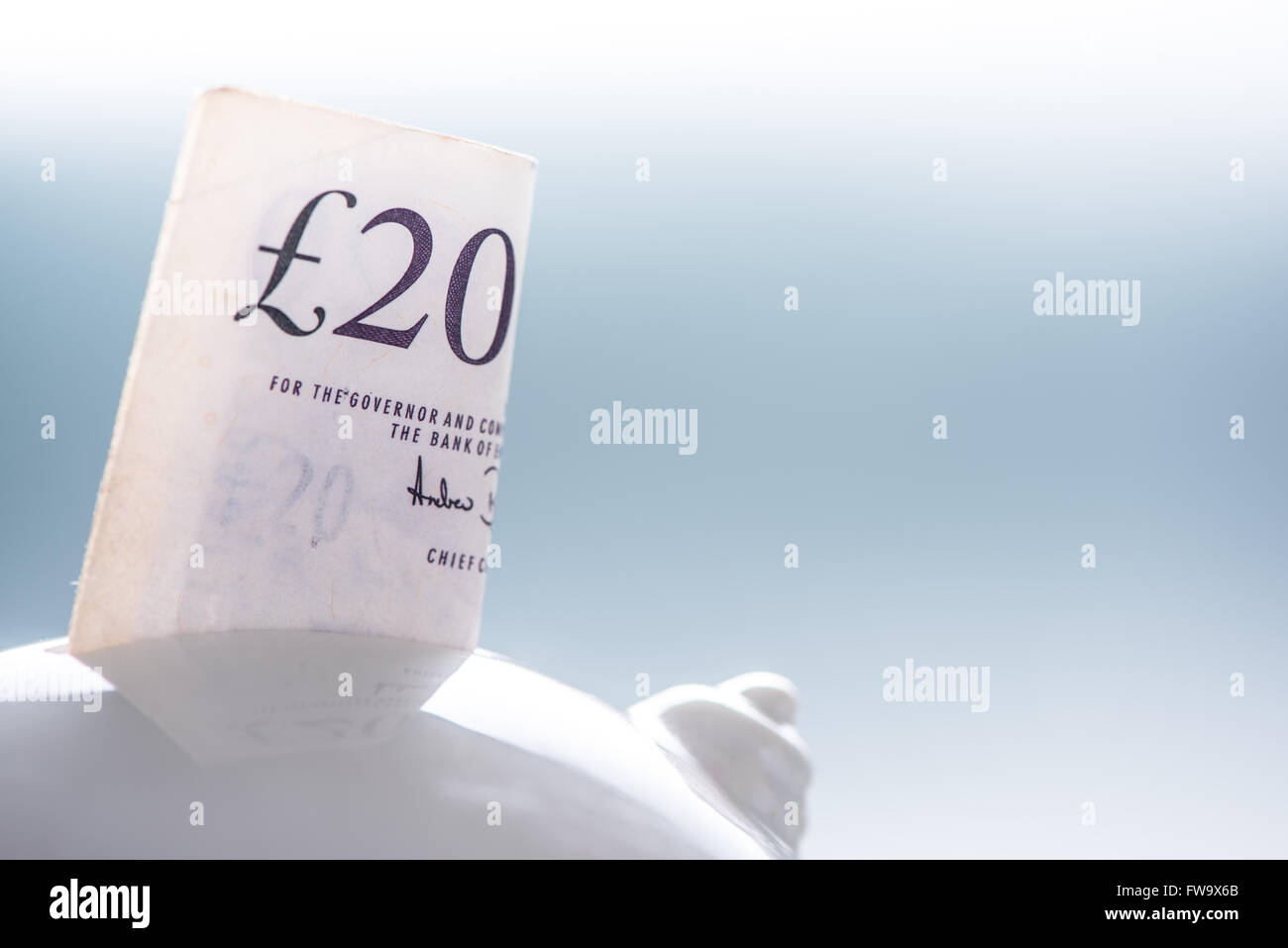 Zwanzig britische Pfundnote im Sparschwein, speichern Konzept Stockfoto
