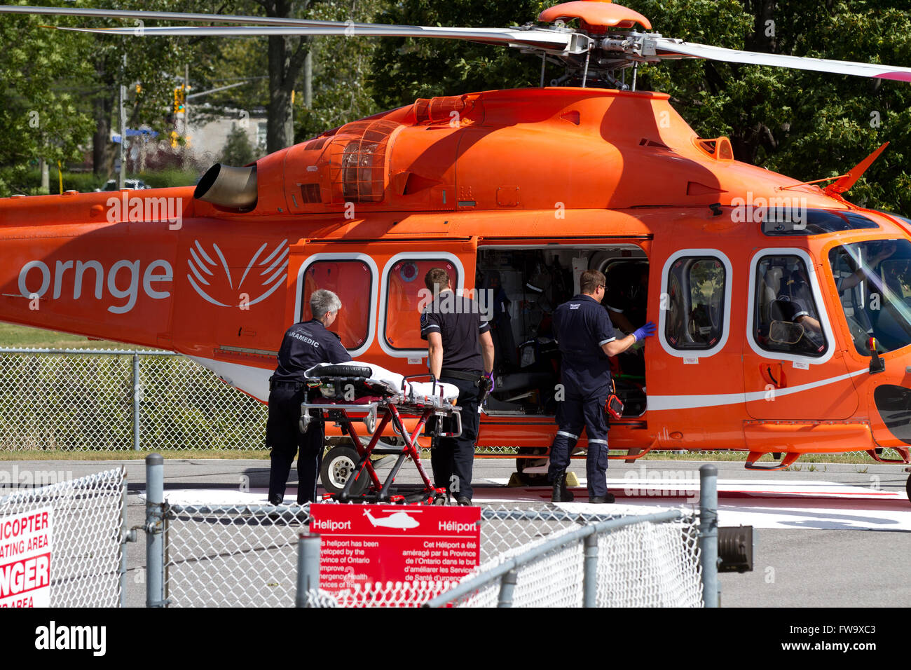 Ein Ornge Flugrettung steht auf einen Hubschrauberlandeplatz in der Nähe von Kingston General Hospital(KGH) in Kingston Ontario, auf Freitag, 14. August 2015. Stockfoto