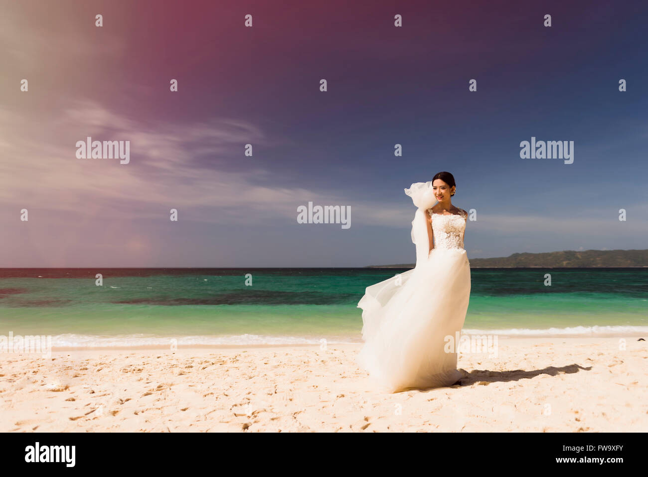Chinesische Braut auf der Strand-Foto-Shooting in Boracay / Philippinen / Puka Beach. Stockfoto