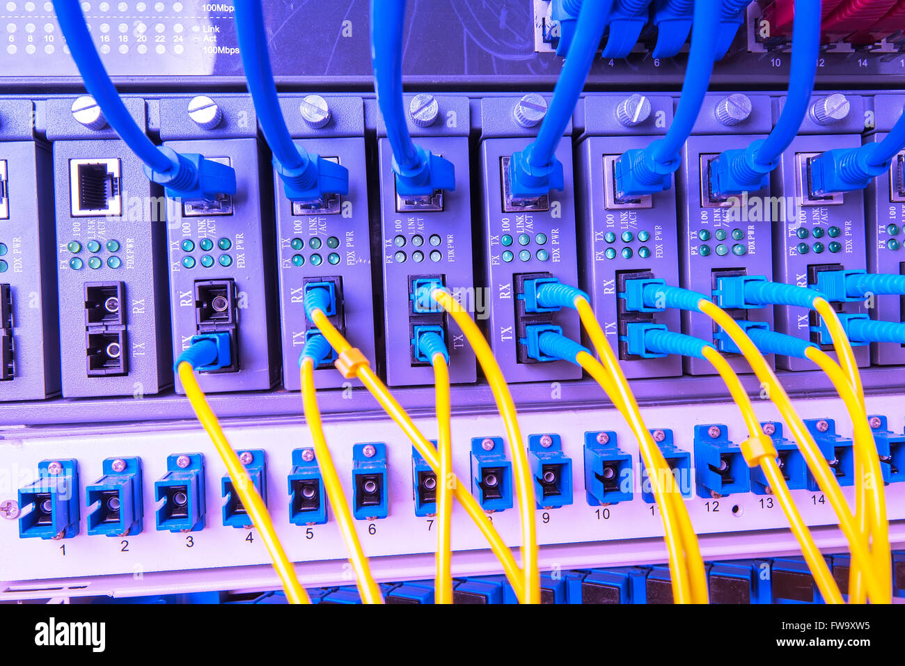 Faser-Optik-Servern und Hardwares in einem Internet-Rechenzentrum Stockfoto