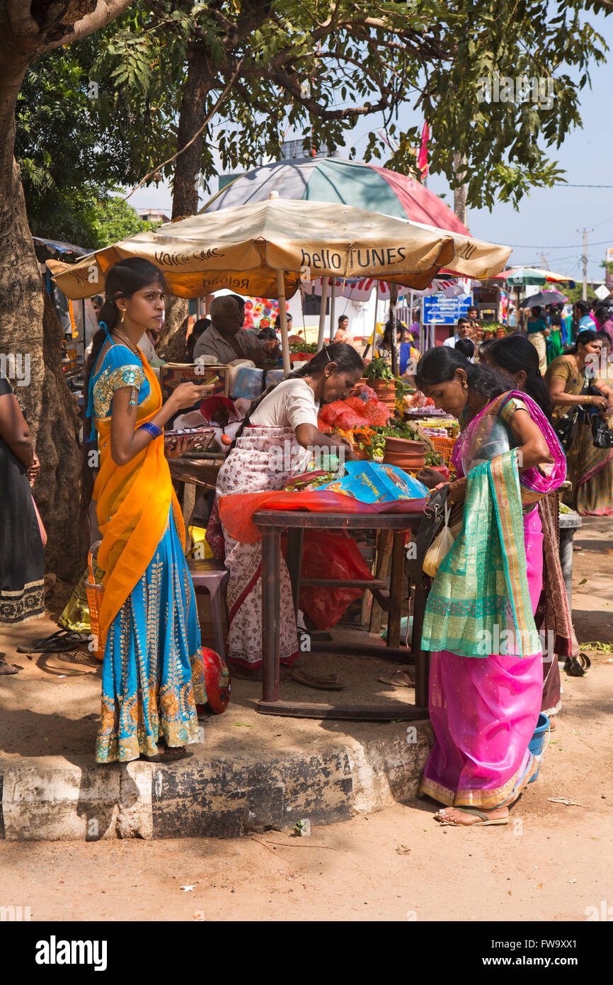 Sri Lanka, Trincomalee, Dockyard Road, Frauen Pillaiyar Kovil Tempel bieten Stände Stockfoto