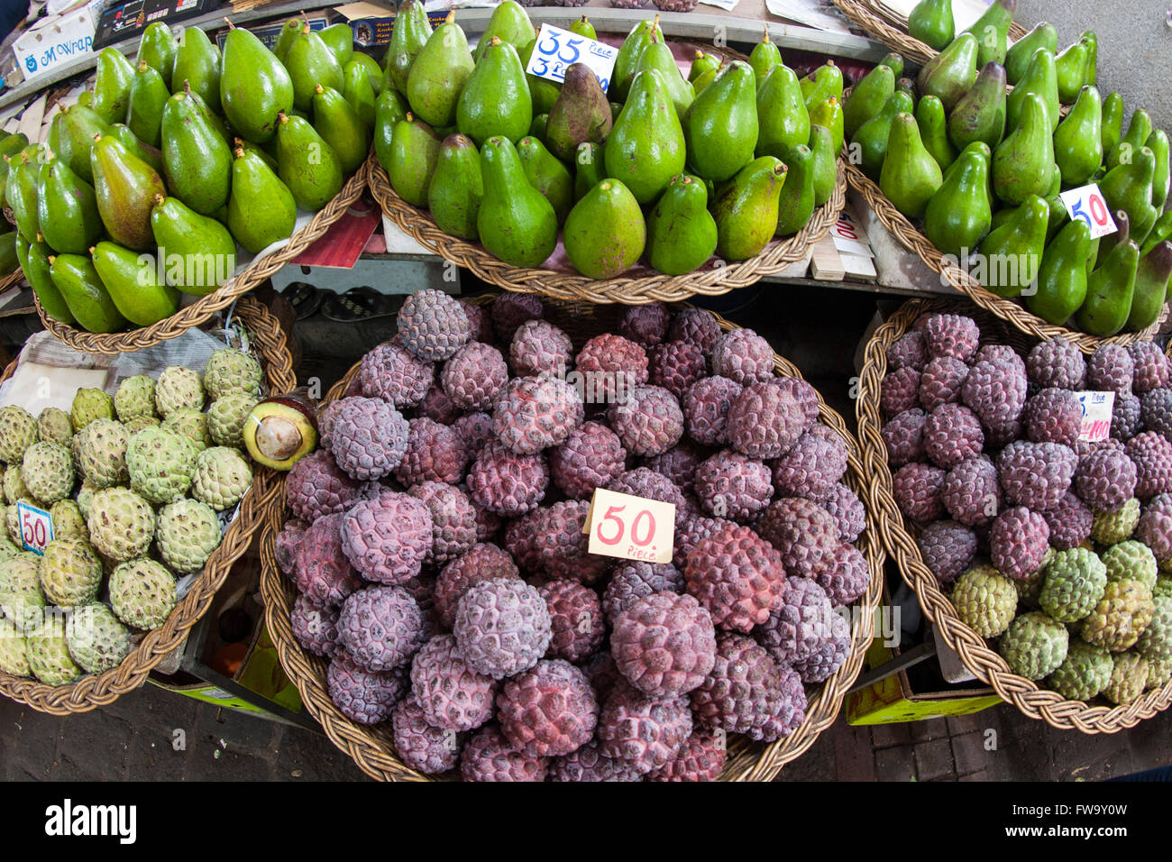 Avocados und Corossol zum Verkauf auf dem Markt in Port Louis, der Hauptstadt von Mauritius. Stockfoto