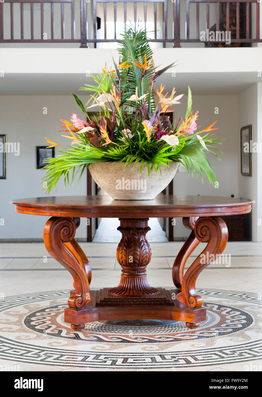 Blumenarrangement in der Lobby des Hotel Residence in Mauritius. Stockfoto