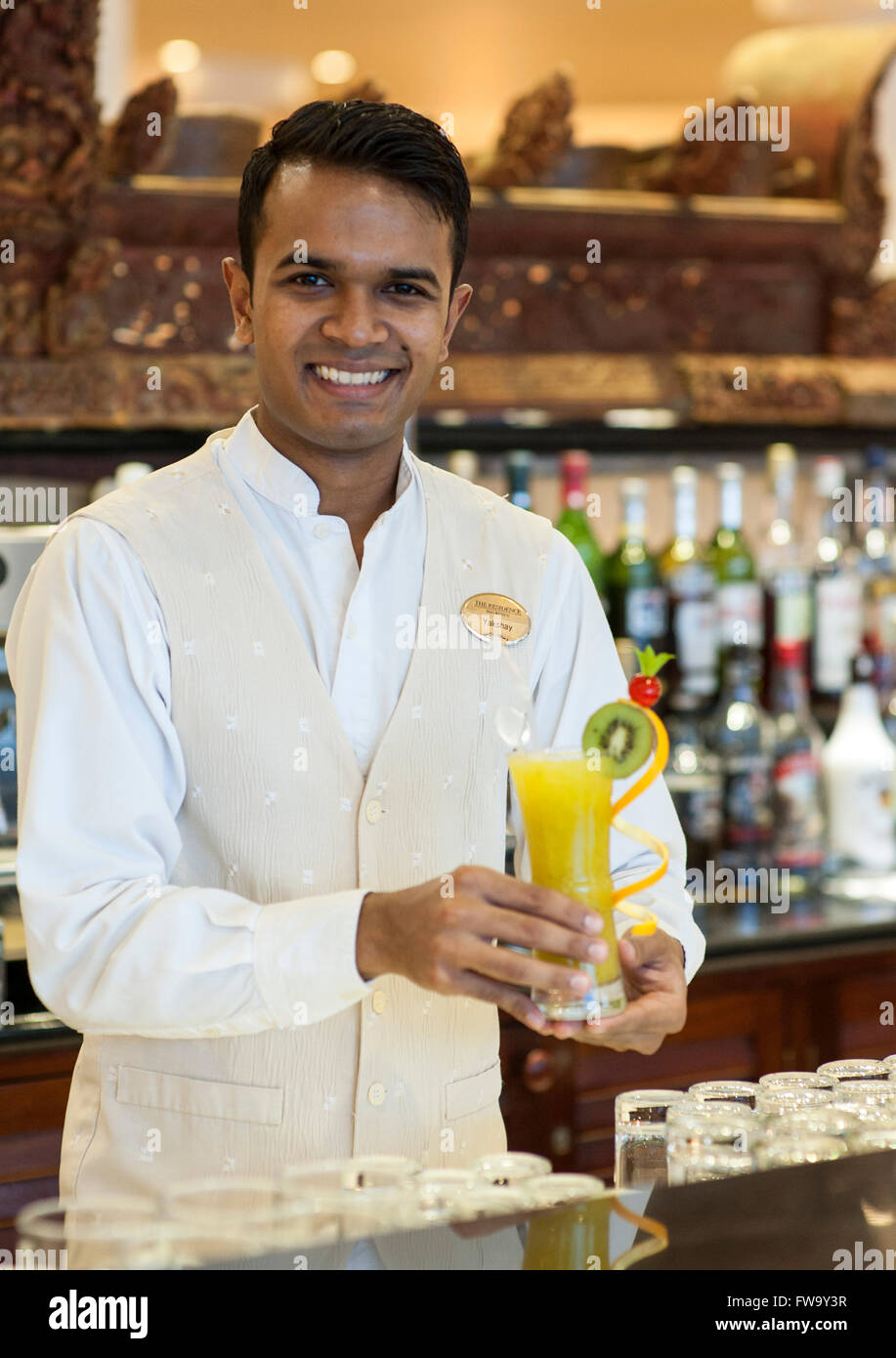 Barkeeper mit Cocktail im Residence Hotel in Mauritius. Stockfoto