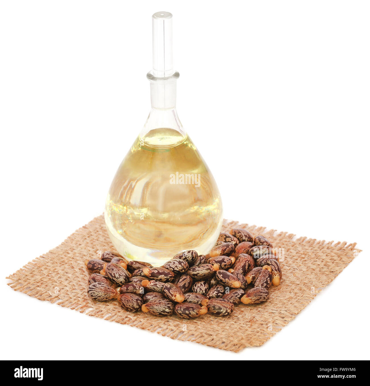 Rizinusöl mit Bohnen auf Sack auf weißem Hintergrund Stockfoto