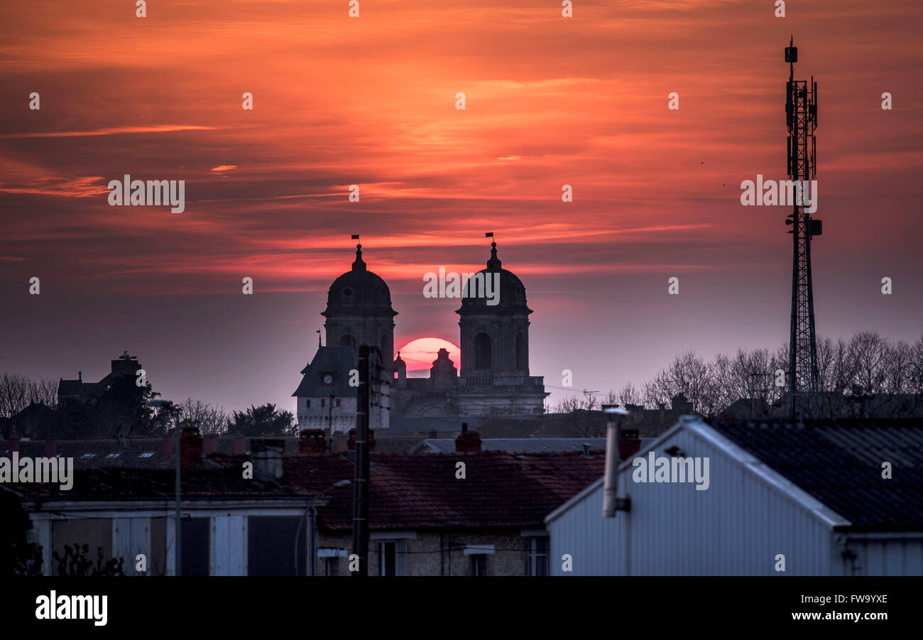Kathedrale Sonnenuntergang Zwillingstürme französische Stadt Stockfoto