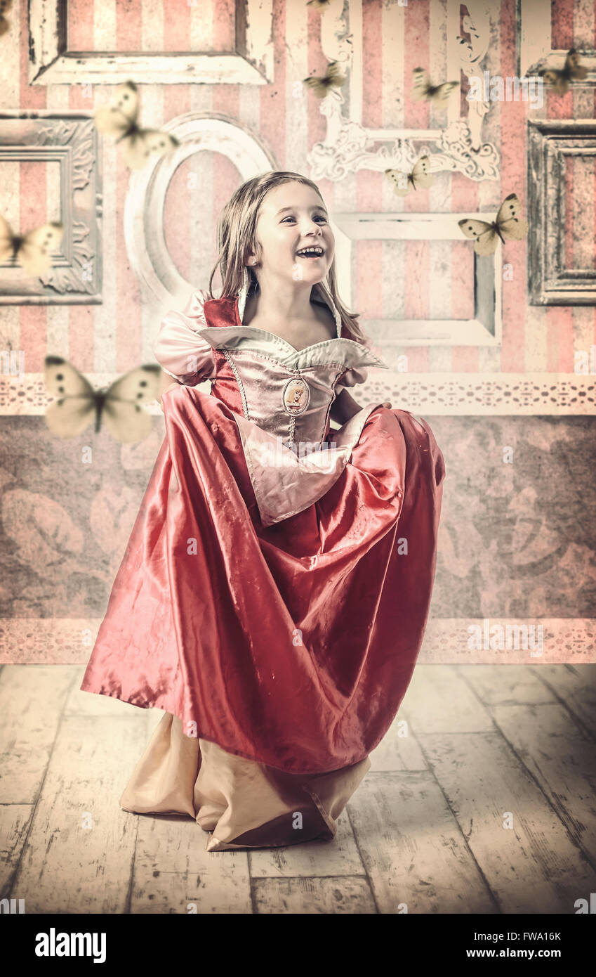 kleines Mädchen im Kostüm Stockfoto