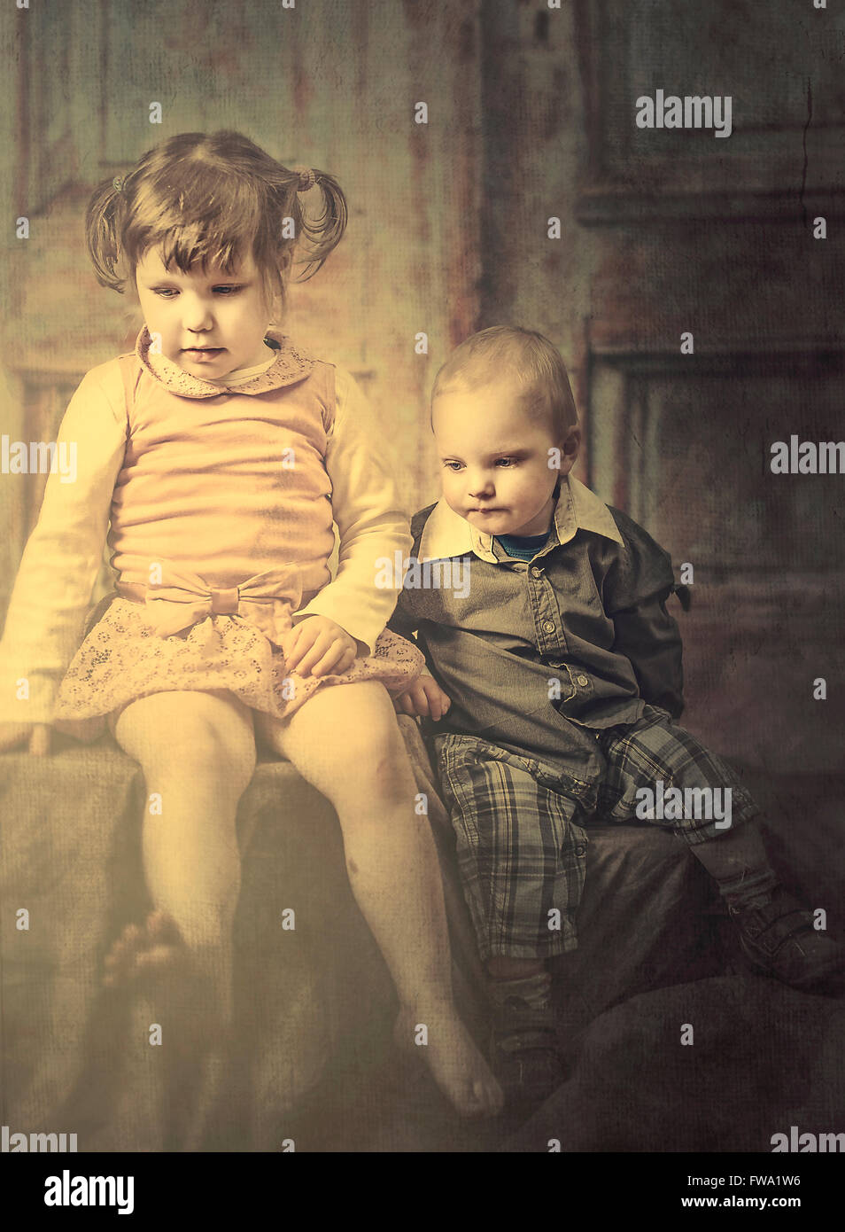 zwei kleine Kinder, die Standortwahl nebeneinander nach unten Stockfoto