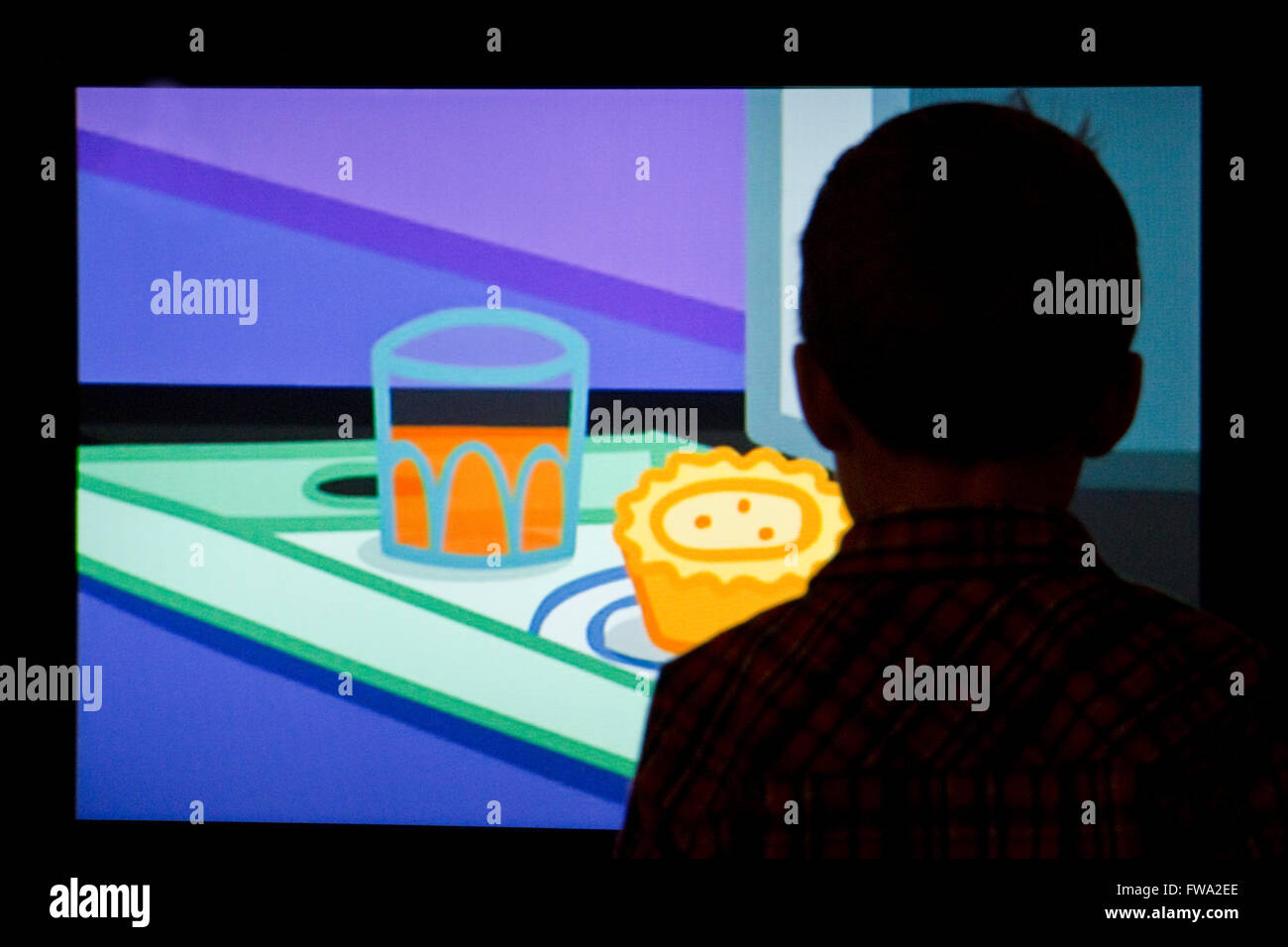 Silhouette eines drei Jahre alten Jungen eine Fernsehsendung ansehen Stockfoto