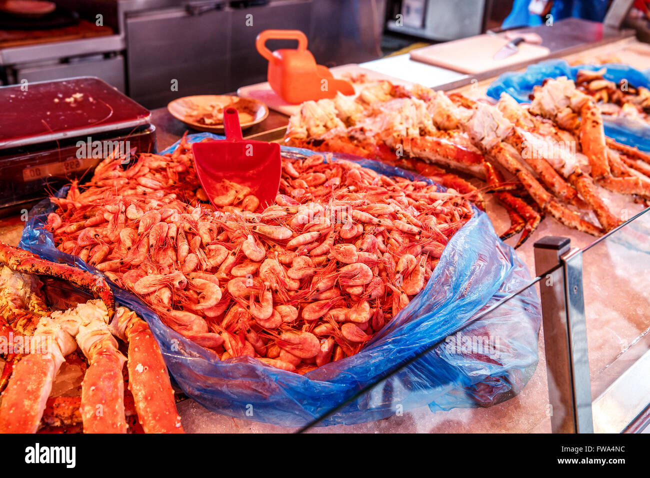 Verschiedene Meeresfrüchte in den Regalen der Fischmarkt in Norwegen, Bergen Stockfoto