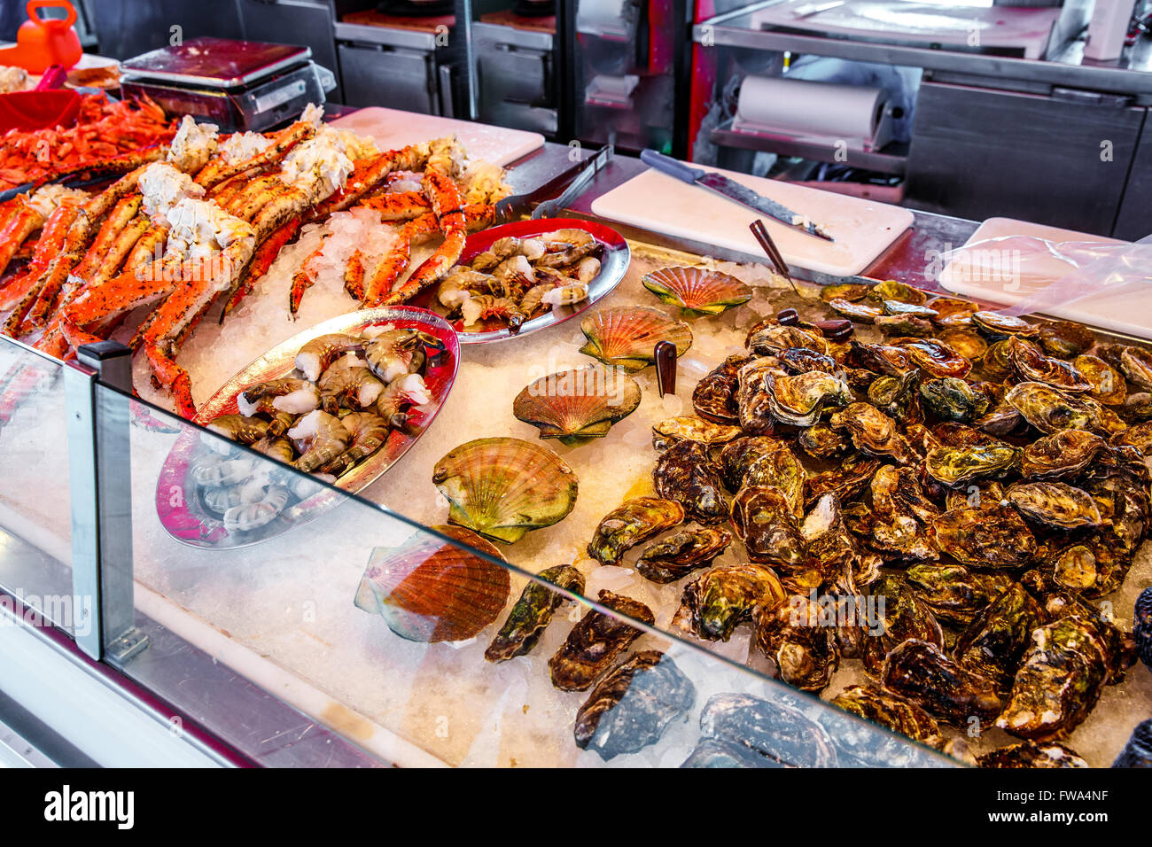 Verschiedene Meeresfrüchte in den Regalen der Fischmarkt in Norwegen, Bergen Stockfoto