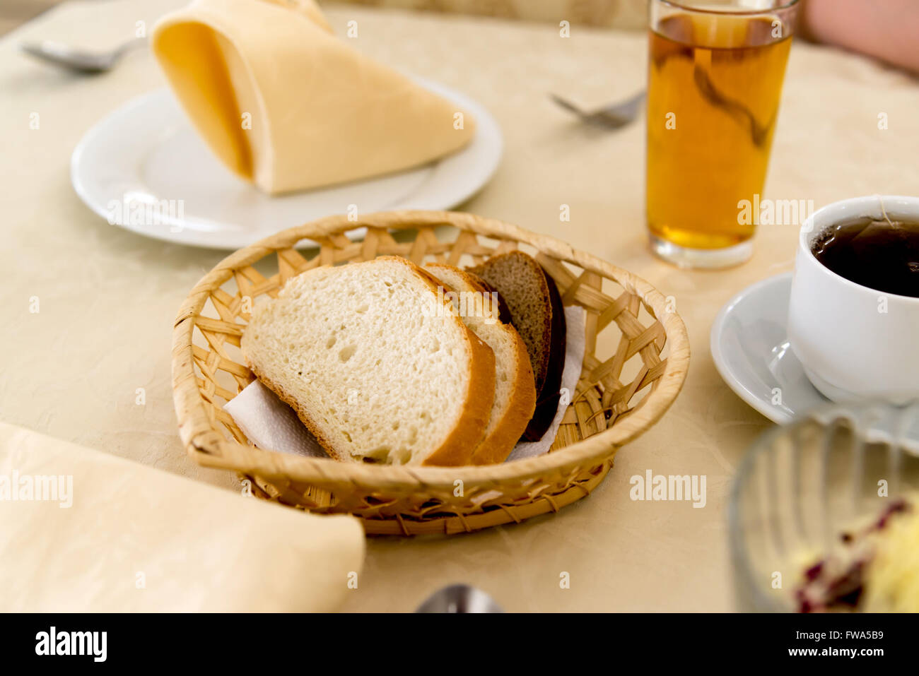 in Scheiben geschnitten Roggen und Weizen Brot im Weidenkorb Stockfoto