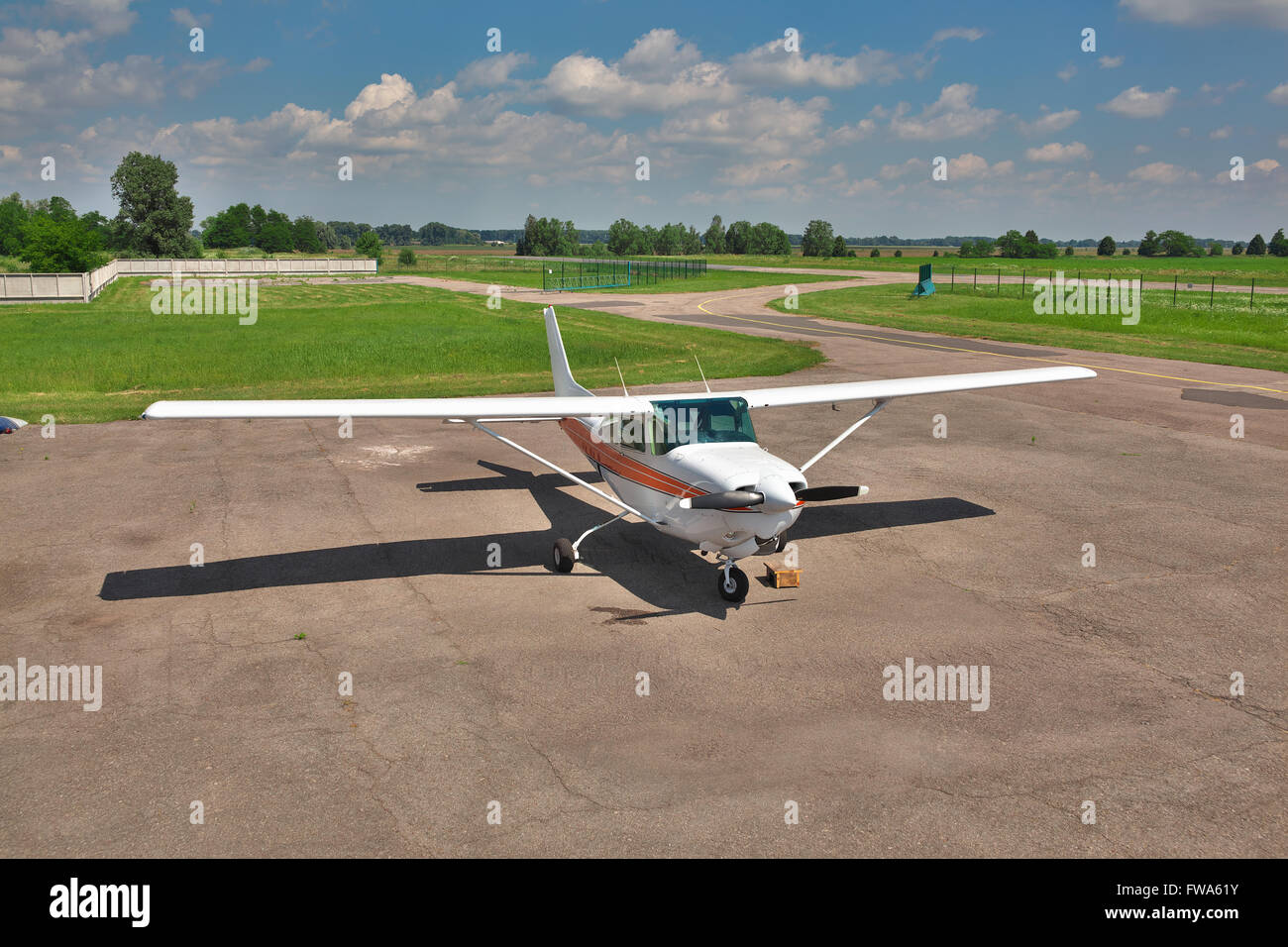 Leichte Privatflugzeug geparkt auf dem Vorfeld eines Flugplatzes im Sommer Stockfoto