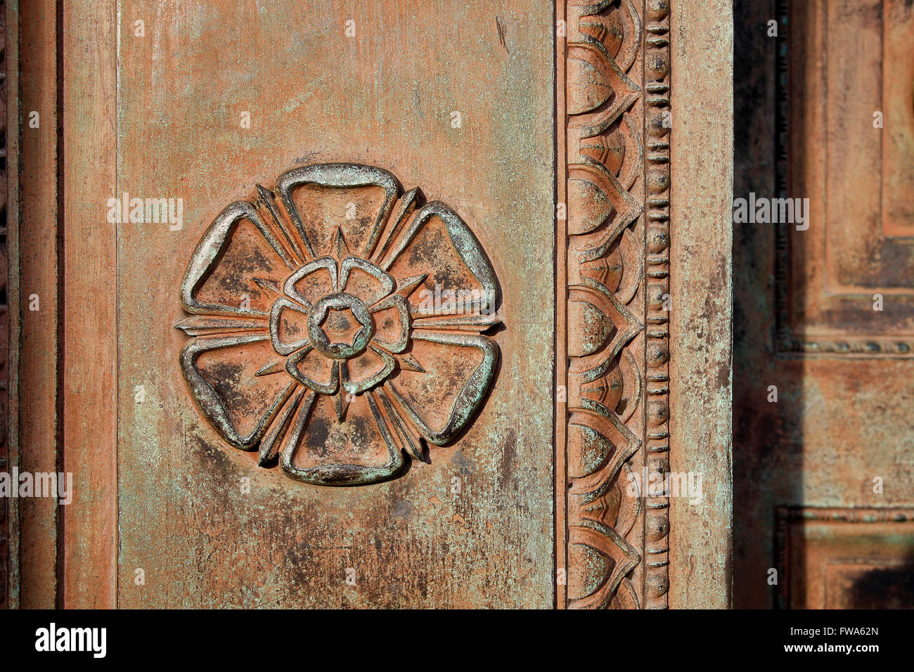 Geschnitzte Tudor Rose auf eine dekorative Tür Stockfoto