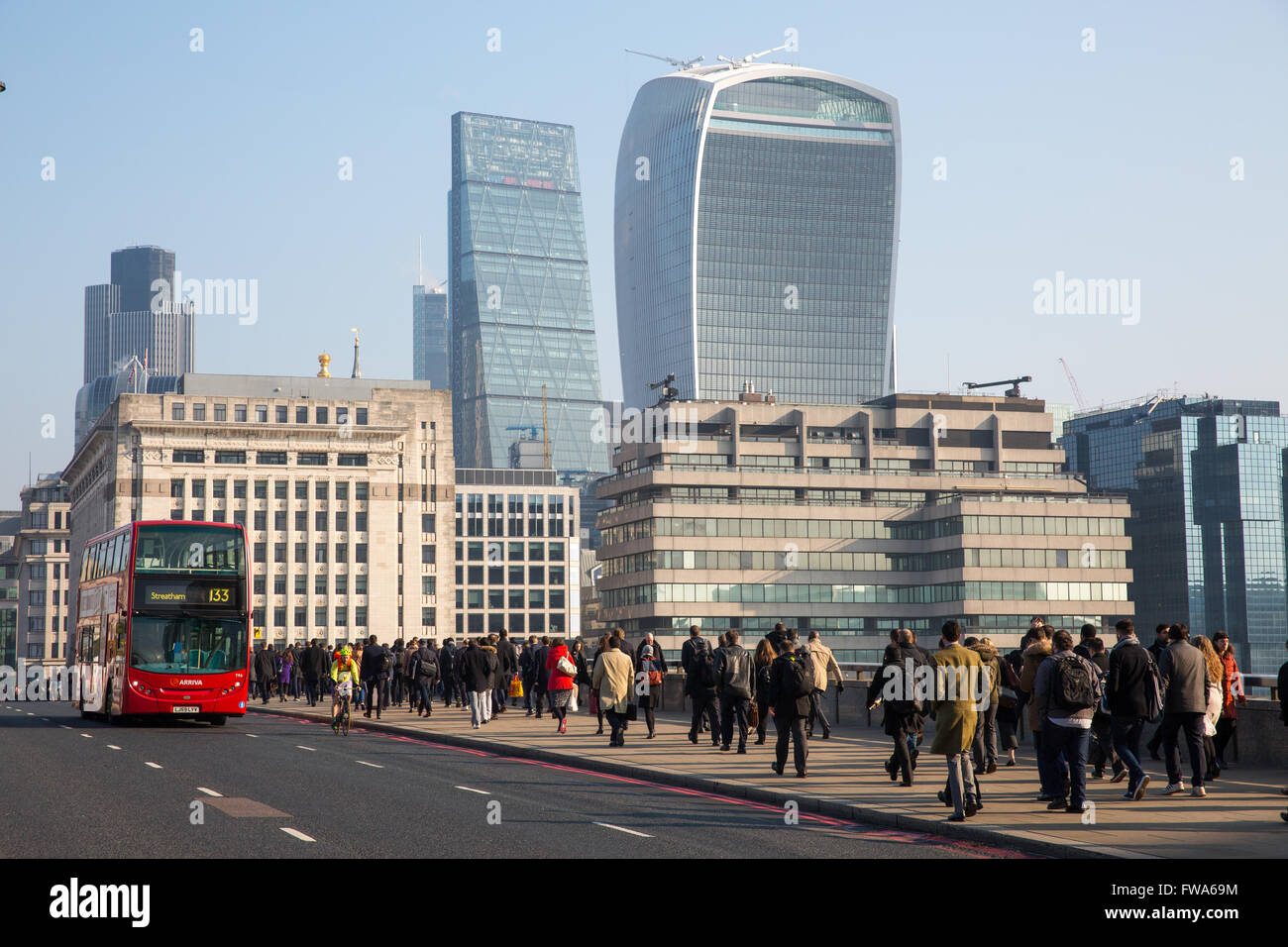 London März 2016; Pendler Brücke London. Stockfoto