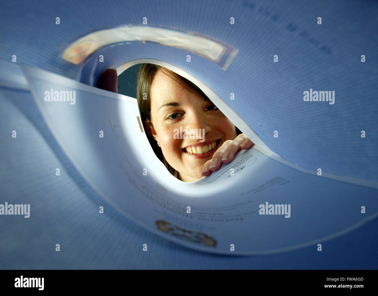 Student Eröffnung der Prüfungsergebnisse im Hinblick auf gute Ergebnisse für Weiterbildung an der Universität Stockfoto