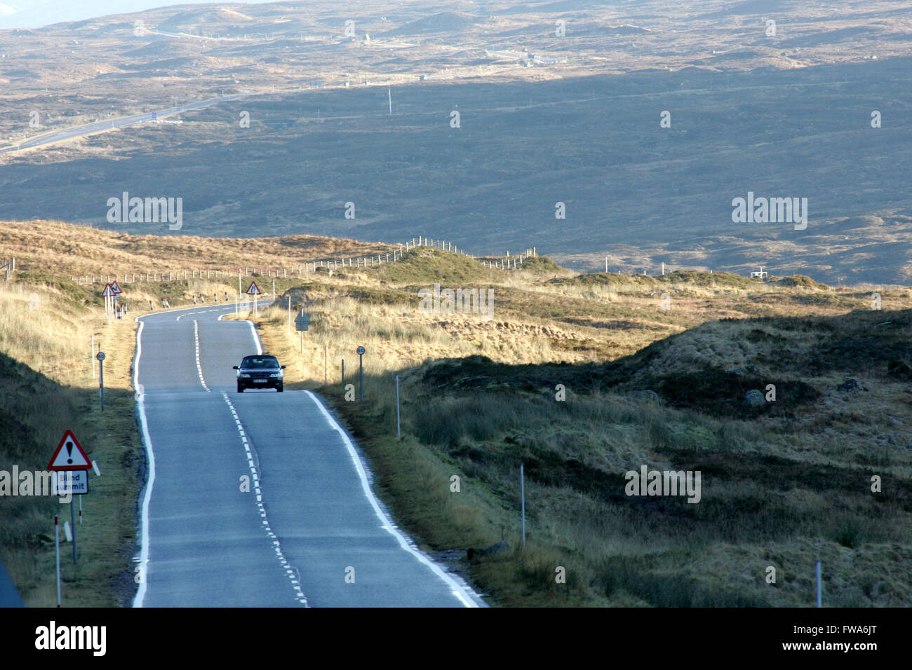 Auto auf abgelegenen Straße in Schottisches Hochland Stockfoto