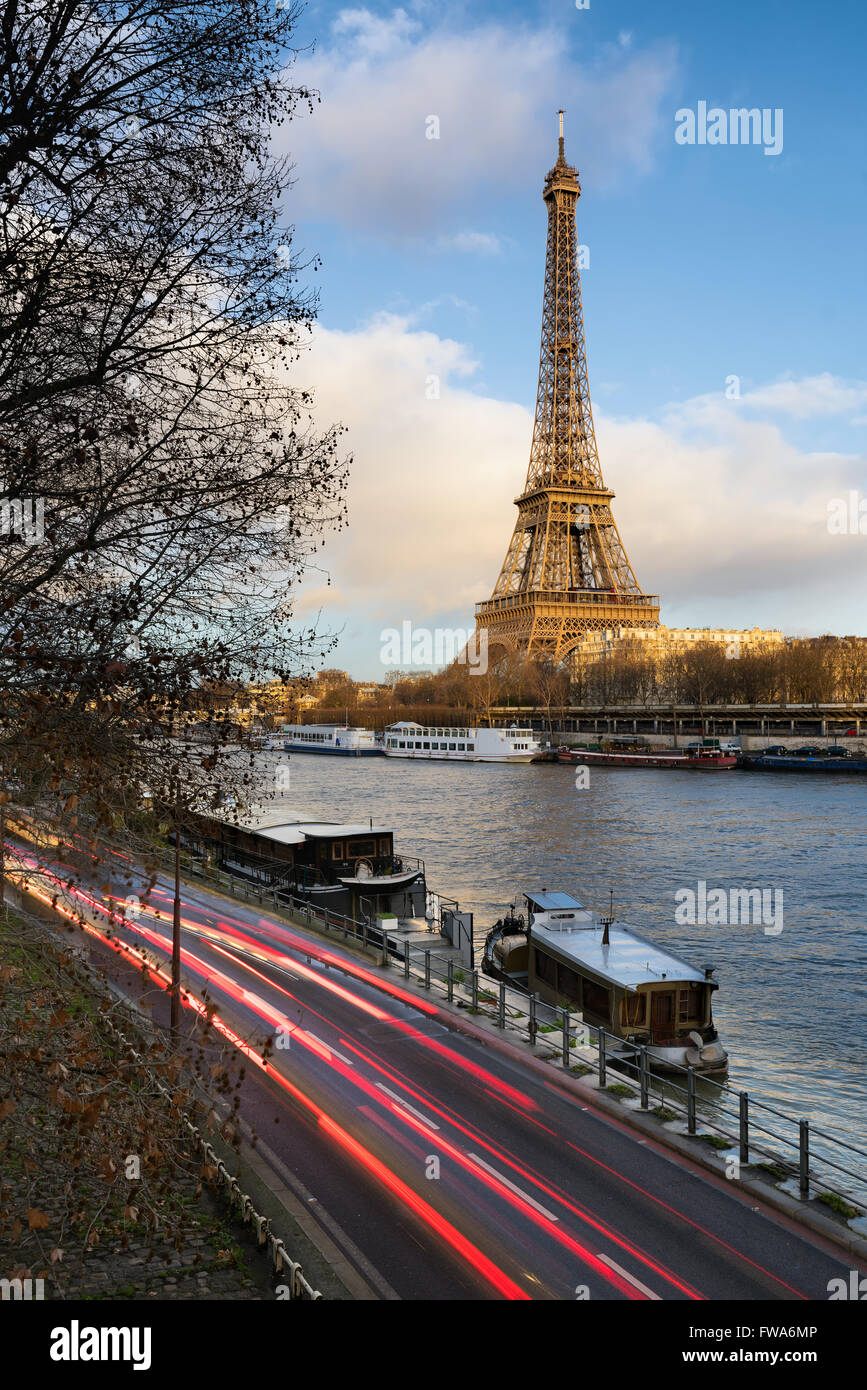 Vor Sonnenuntergang am Eiffelturm entlang der Seine in Paris mit dem Auto Lichtspuren auf Voie Georges Pompidou. Frankreich Stockfoto
