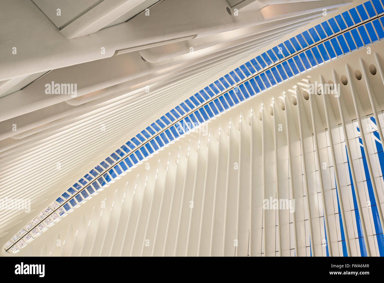 Innenansicht des Oculus, World Trade Center Path Station in der Dämmerung, Financial District von Manhattan, New York City Stockfoto