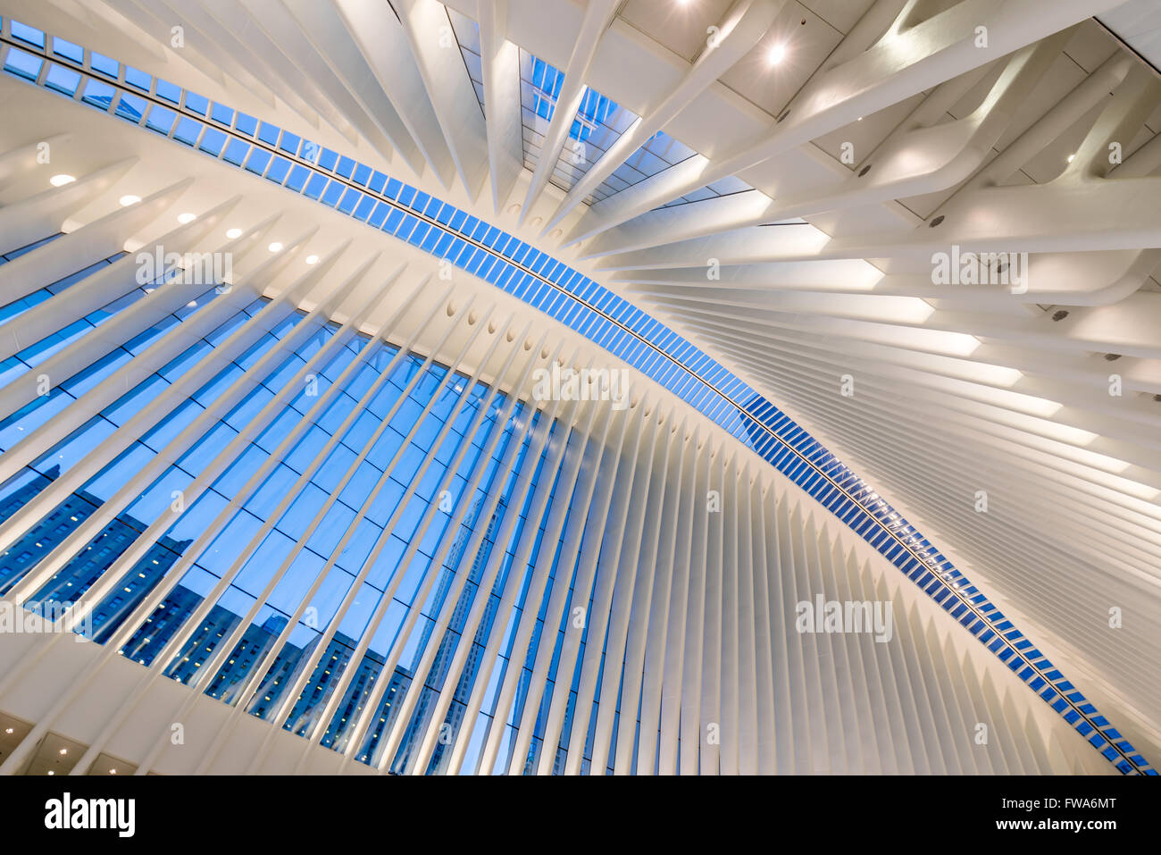 Innenansicht des Oculus, World Trade Center Path Station in der Dämmerung, Financial District von Manhattan, New York City Stockfoto