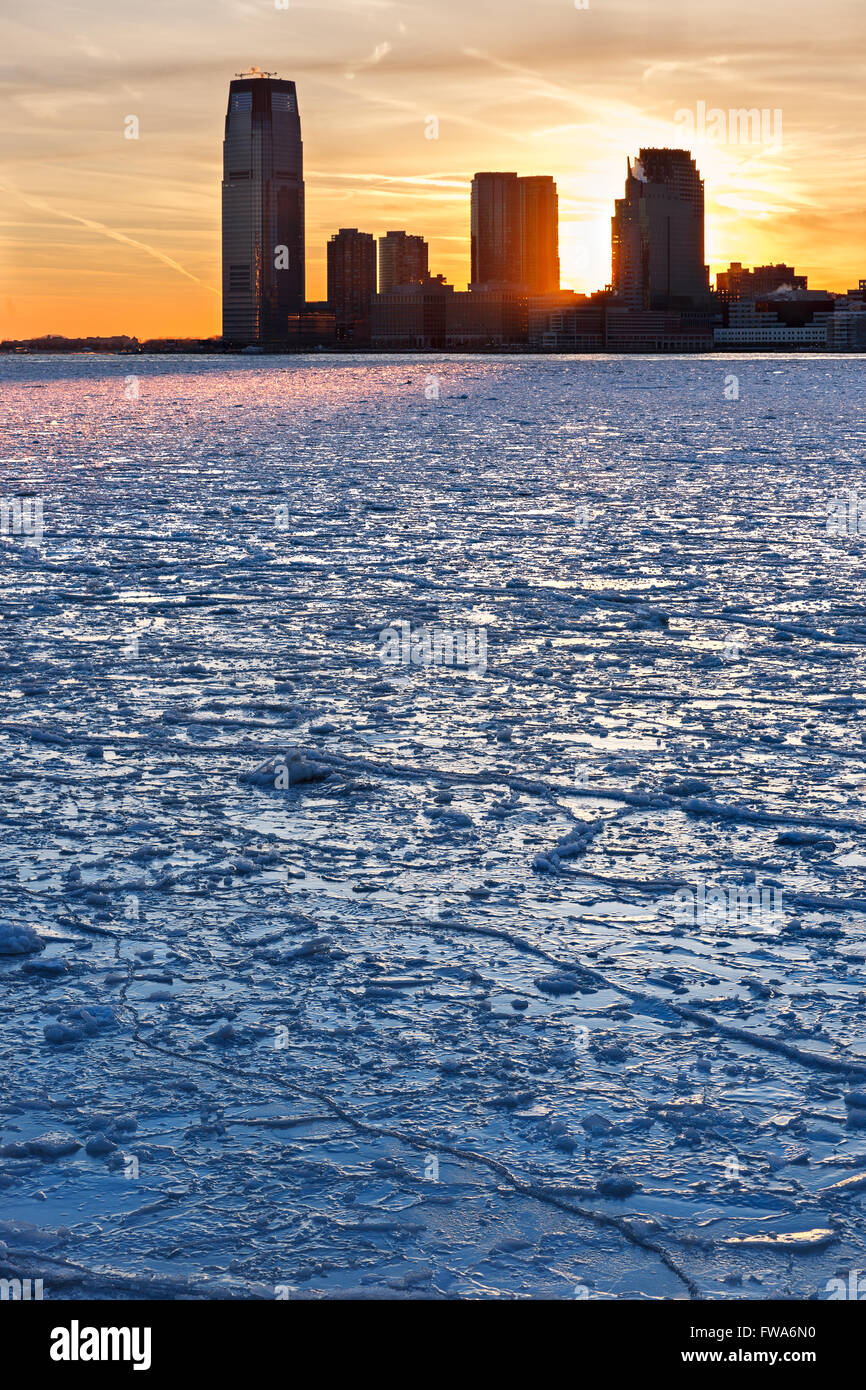 Winter-Blick auf das gefroren Hudson River und Eis bei Sonnenuntergang mit Skyline der Wolkenkratzer von Jersey City (in der Nähe von Paulus Haken Pier) Stockfoto