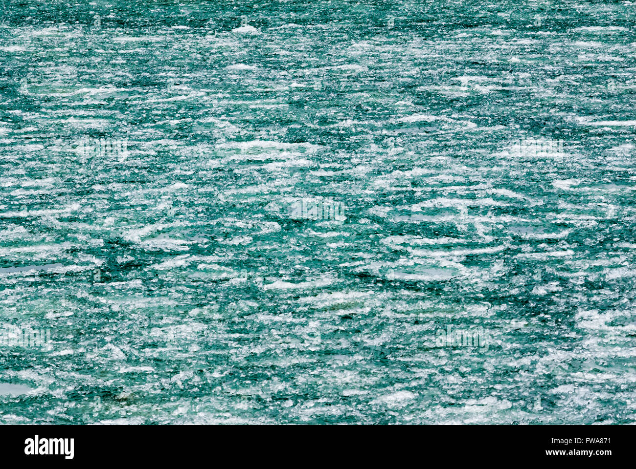 Zusammenfassung Hintergrund von weißen und grünen Eisformationen auf dem Fluss. Stockfoto