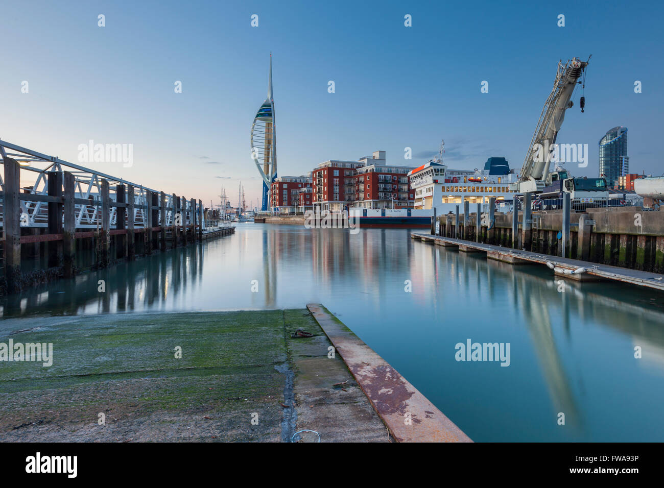 Abend in Portsmouth Harbour, UK. Spinnaker Tower in der Ferne Stockfoto
