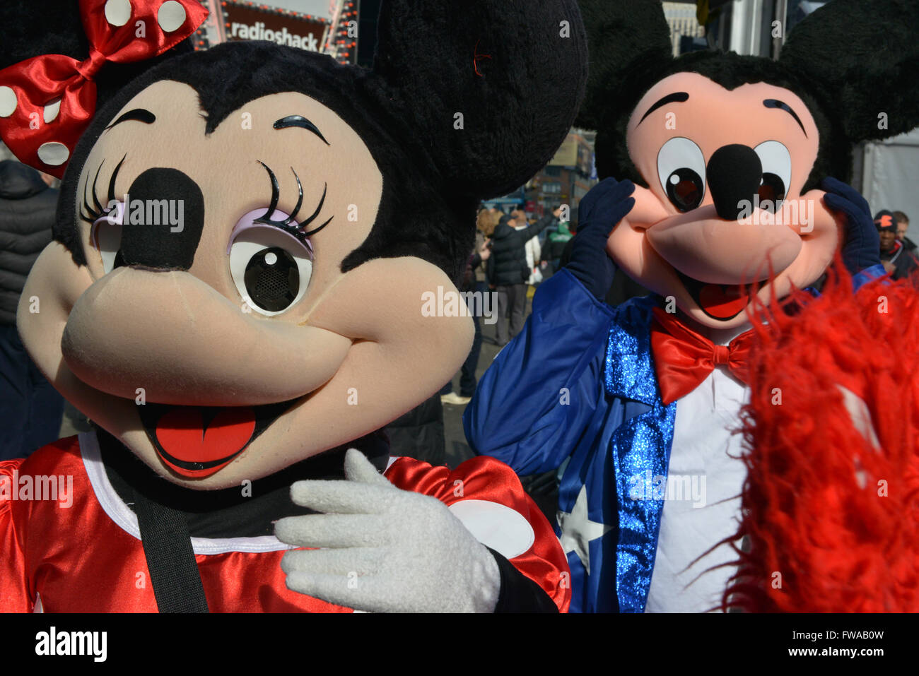 Kostümierten Darstellern Straßenmusik in New-York-Times Square Stockfoto