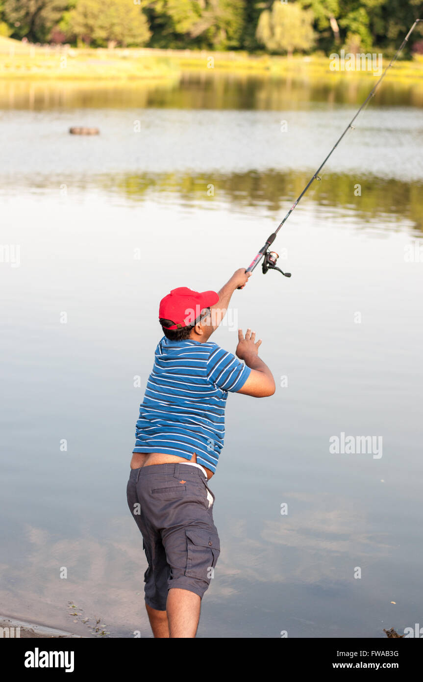 Mann tut Fischen am See mit einem fehlenden Stab Stockfoto