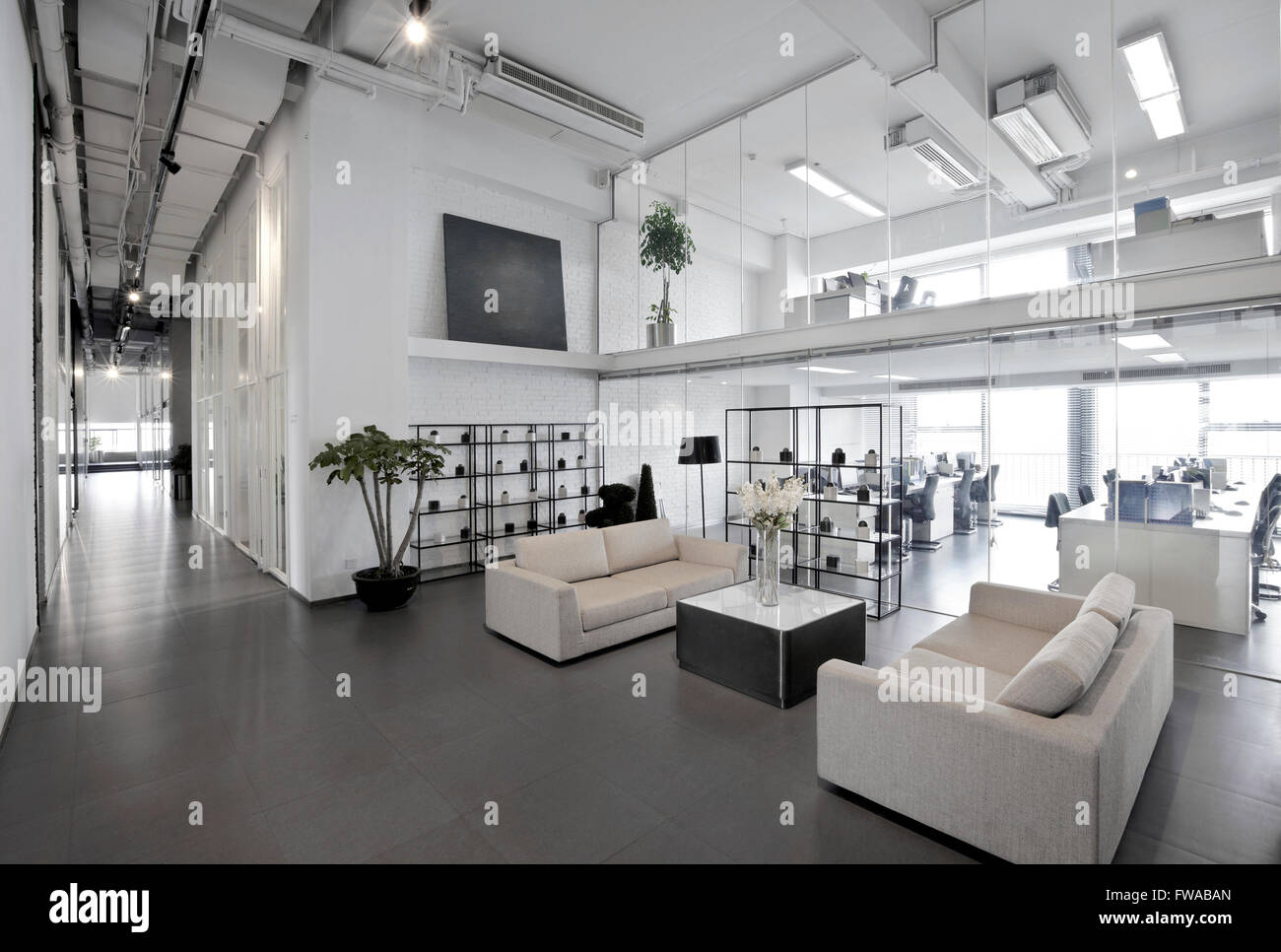 Clean modern office interior -Fotos und -Bildmaterial in hoher ...