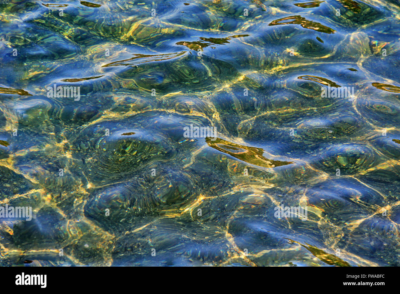 Nahtlose Hintergrund HD, glitzernde Meer kristallklaren mit Sonne strahlt Reflexionen Stockfoto